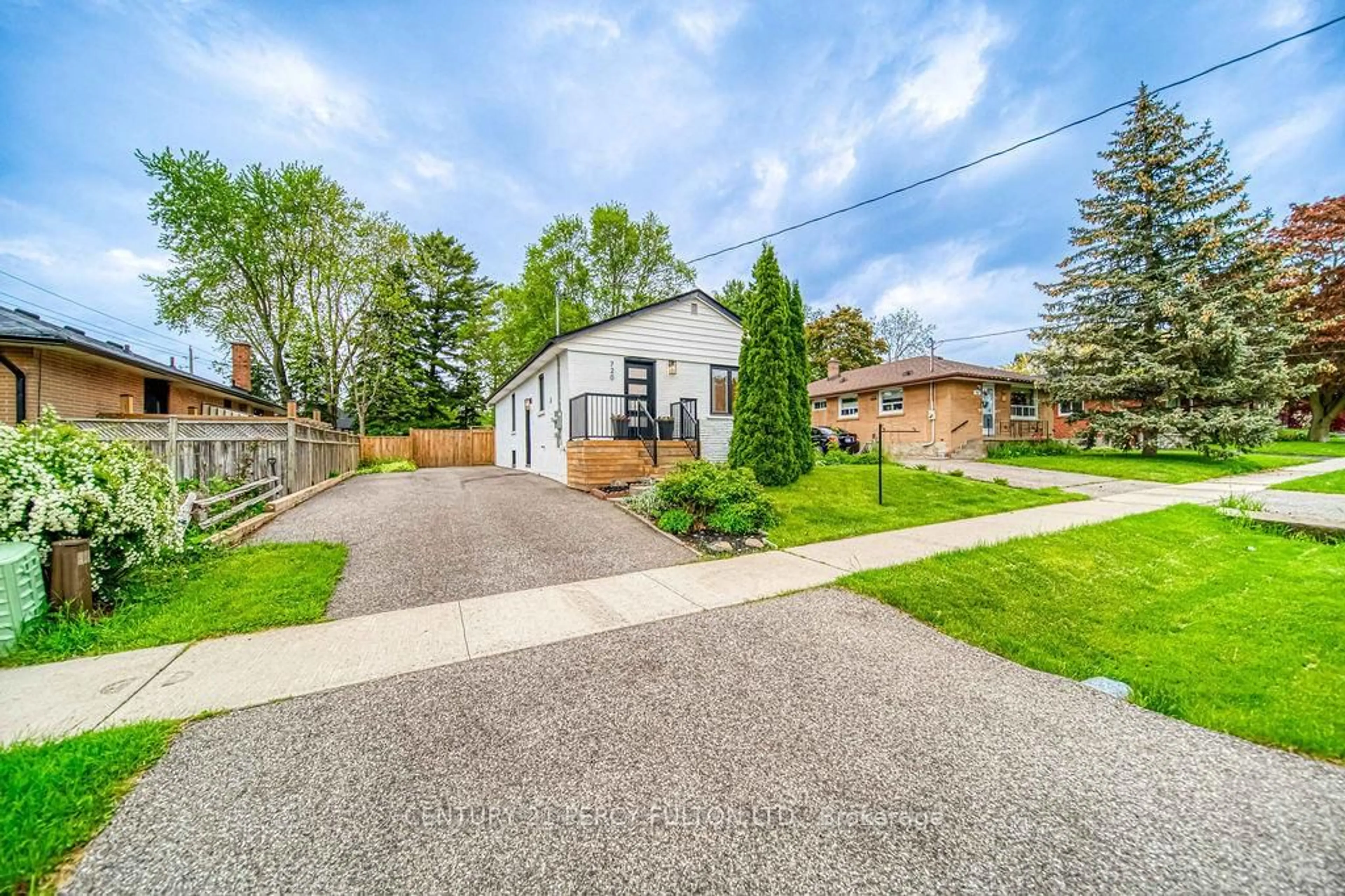 A pic from outside/outdoor area/front of a property/back of a property/a pic from drone, street for 720 Gilbert St, Whitby Ontario L1N 1S2