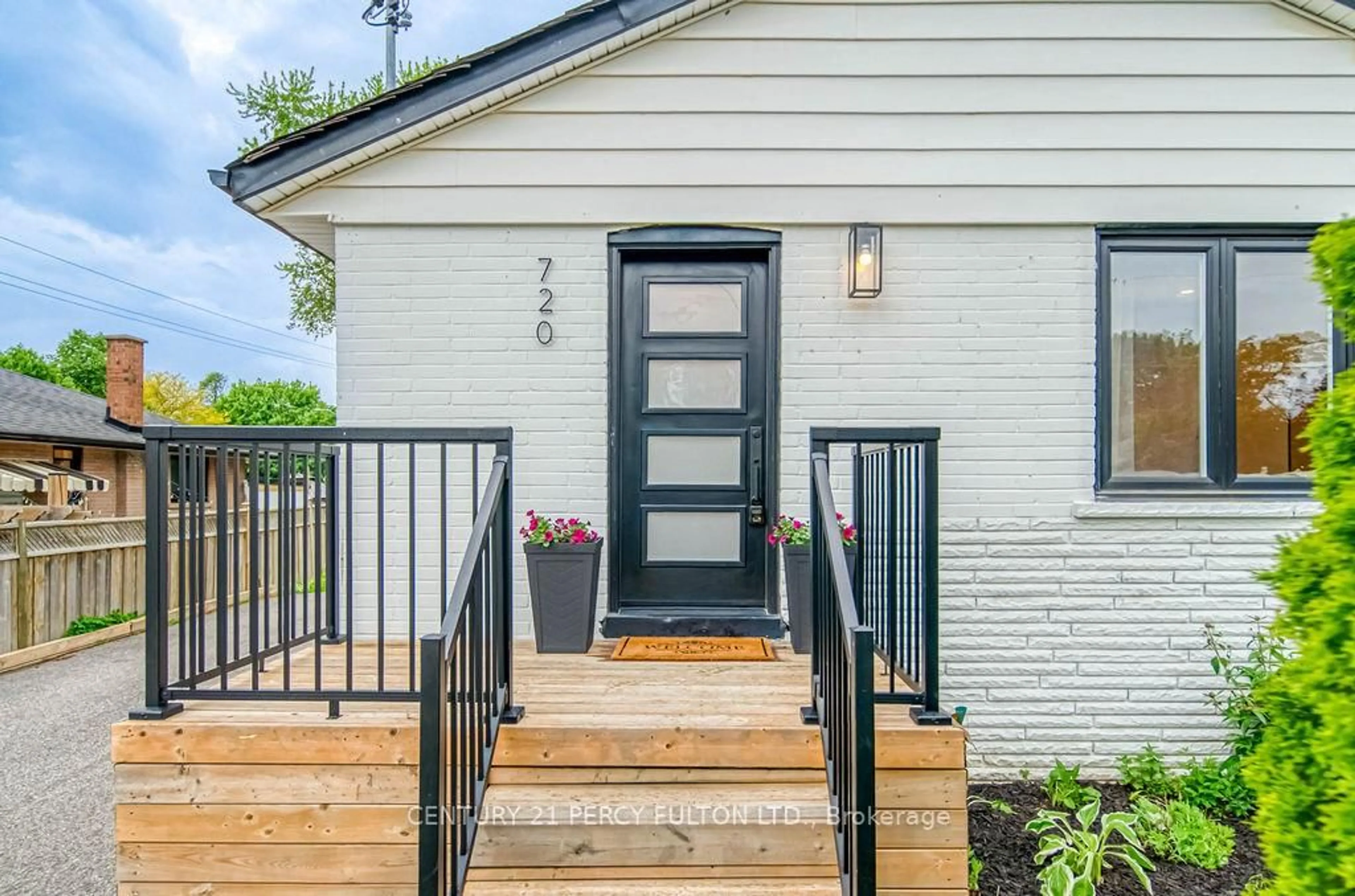 Unknown for 720 Gilbert St, Whitby Ontario L1N 1S2
