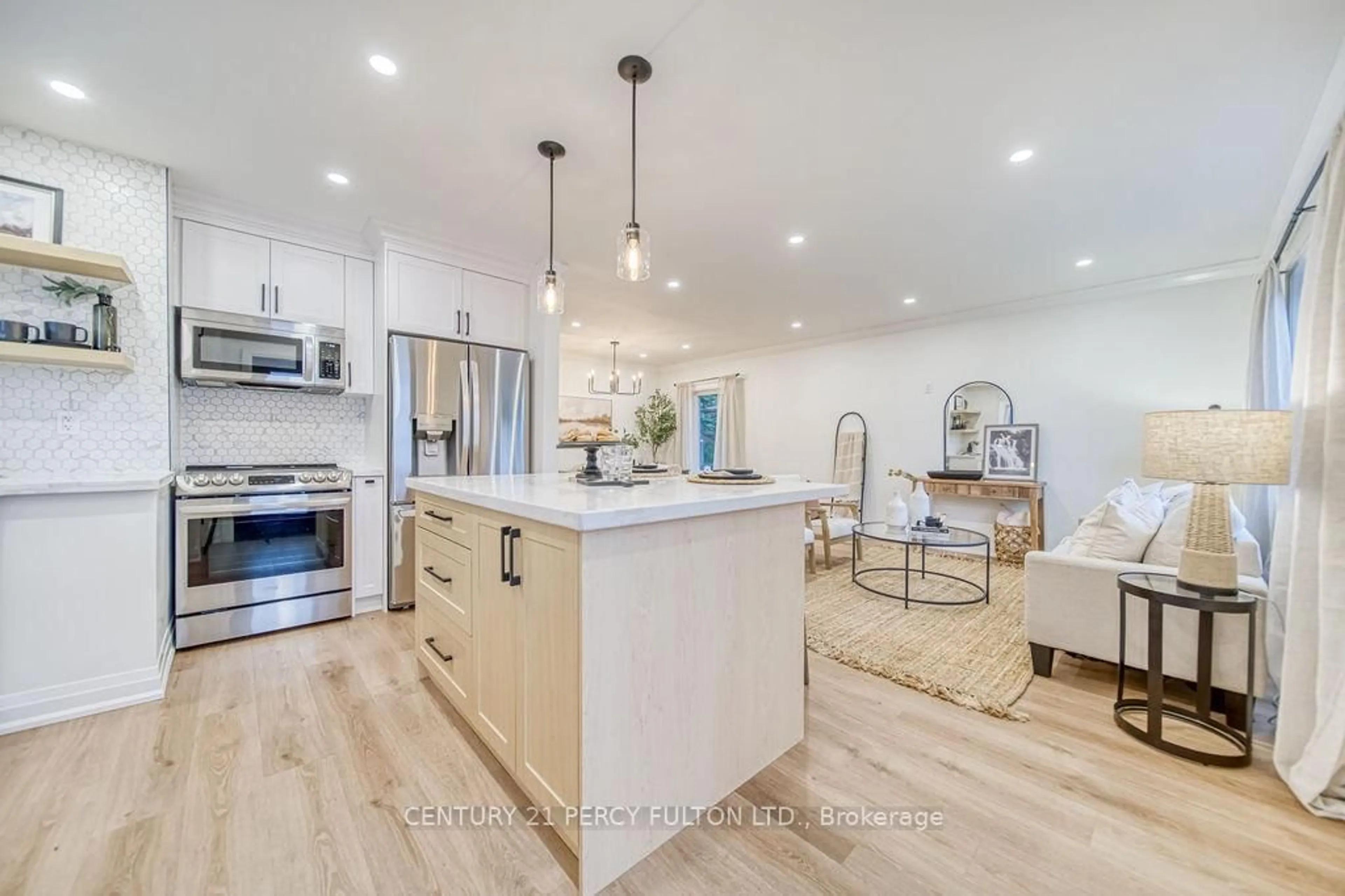 Open concept kitchen, unknown for 720 Gilbert St, Whitby Ontario L1N 1S2