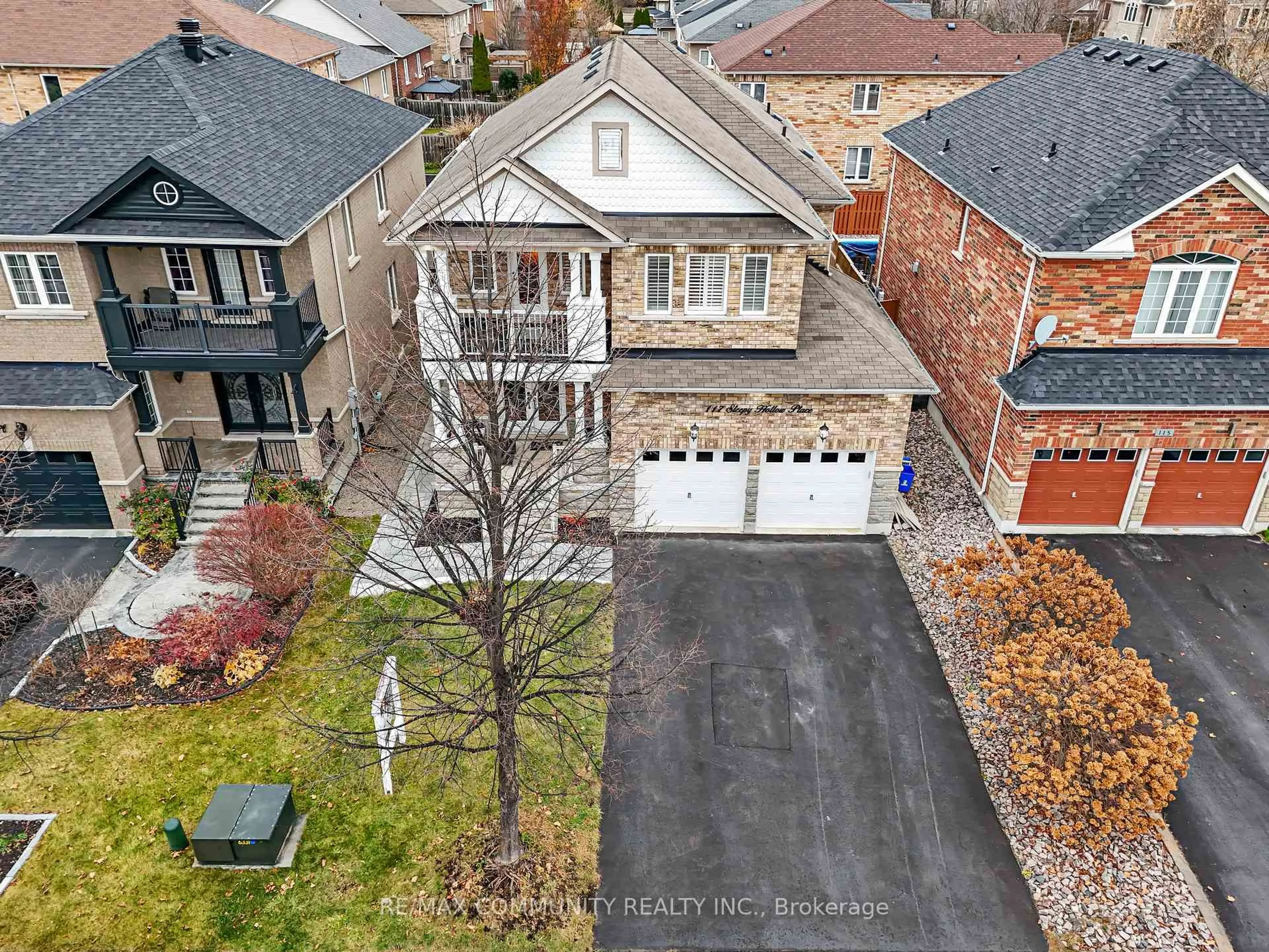 A pic from outside/outdoor area/front of a property/back of a property/a pic from drone, street for 117 Sleepy Hollow Pl, Whitby Ontario L1R 0E4