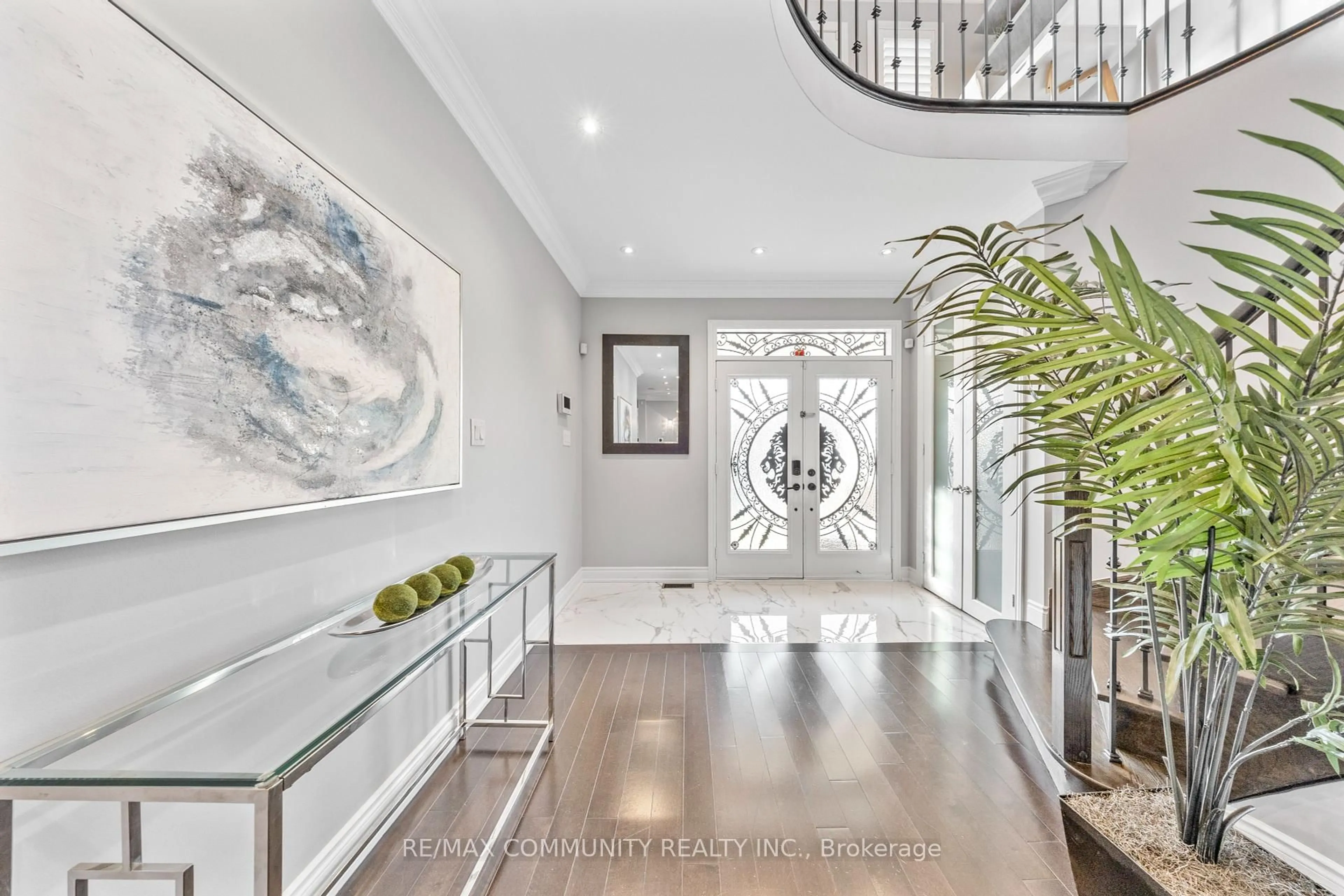Indoor entryway for 117 Sleepy Hollow Pl, Whitby Ontario L1R 0E4