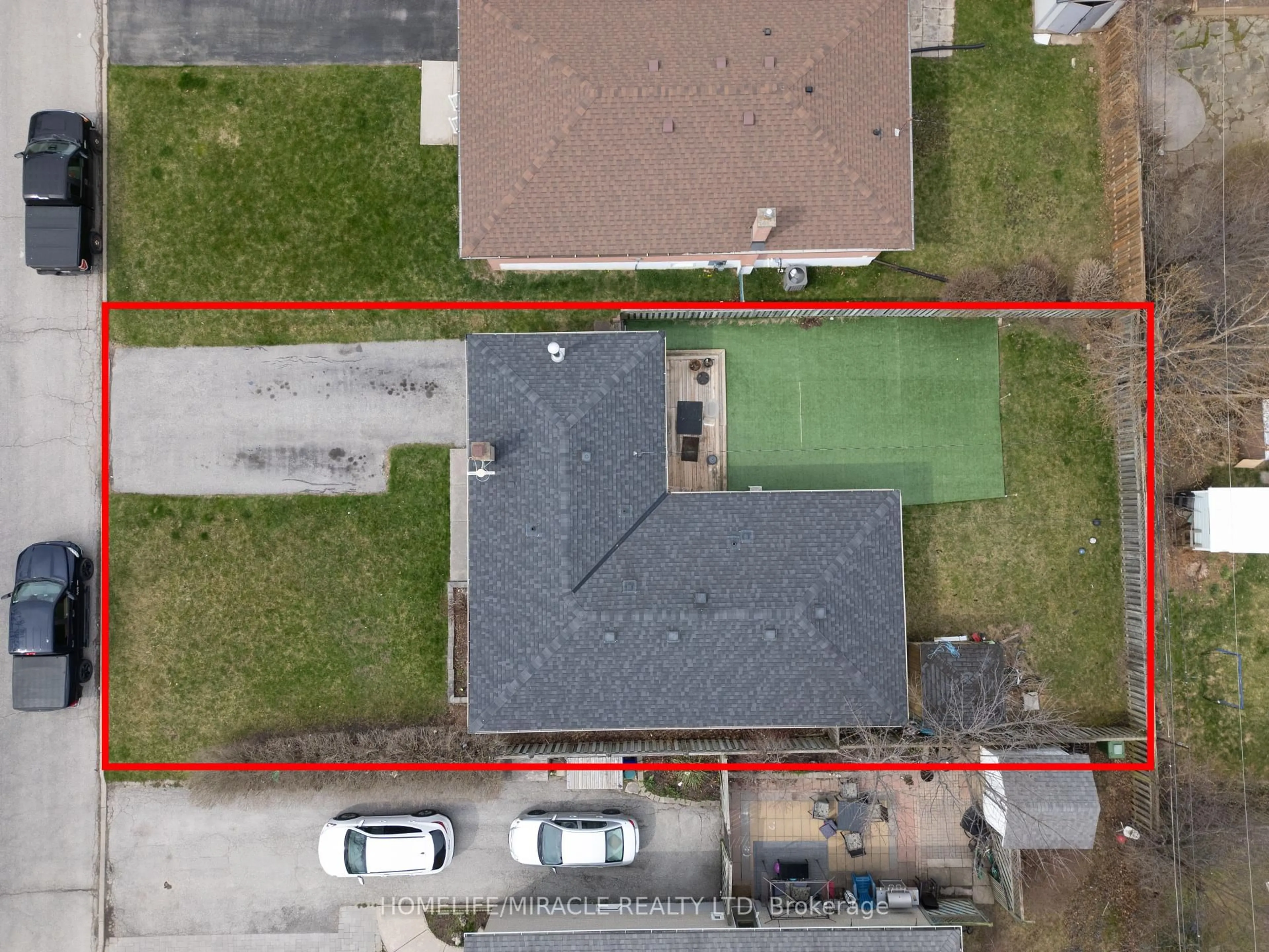 A pic from outside/outdoor area/front of a property/back of a property/a pic from drone, street for 897 Antonio St, Pickering Ontario L1W 1T4