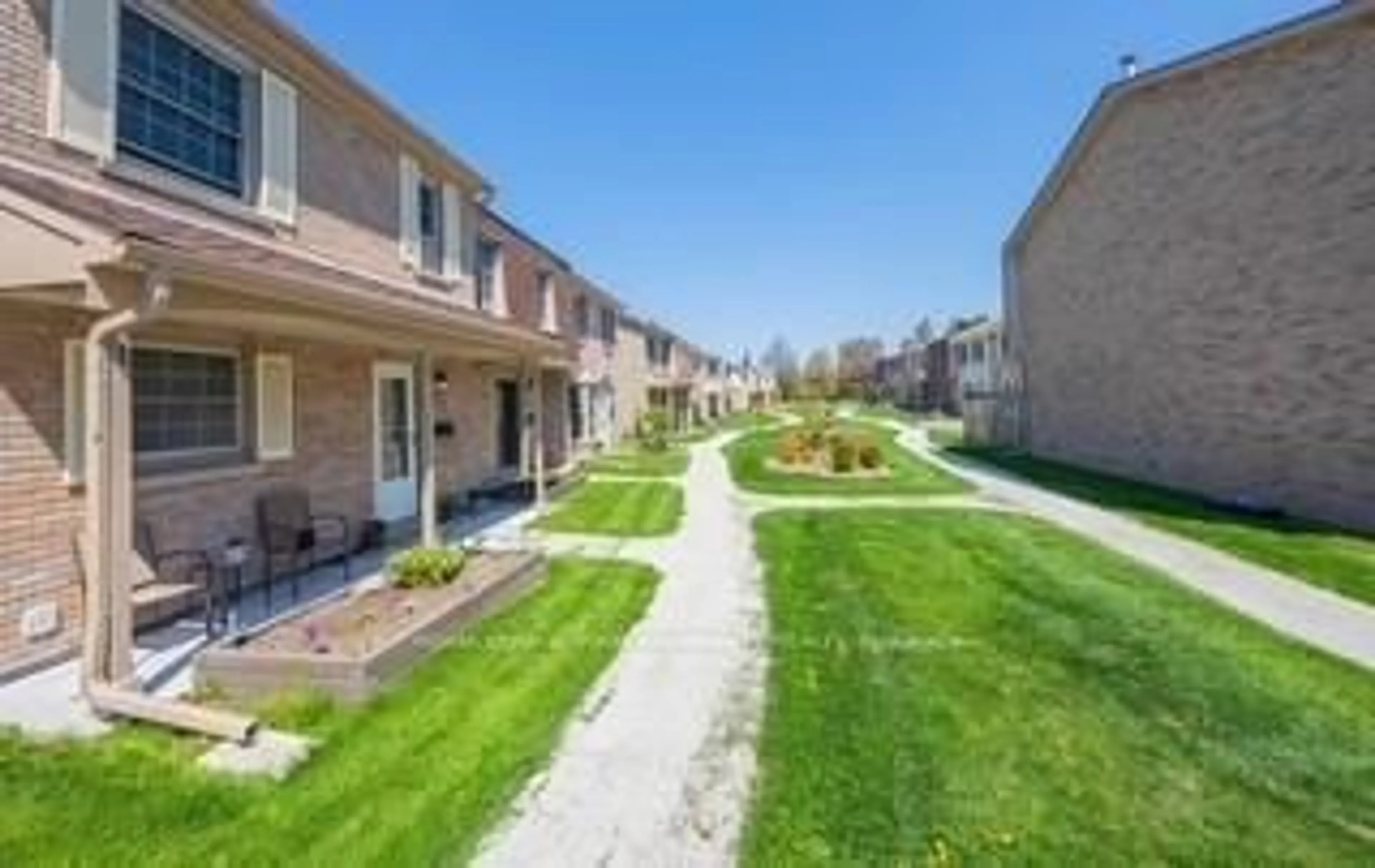 Patio, street for 580 Eyer Dr #34, Pickering Ontario L1W 3B7
