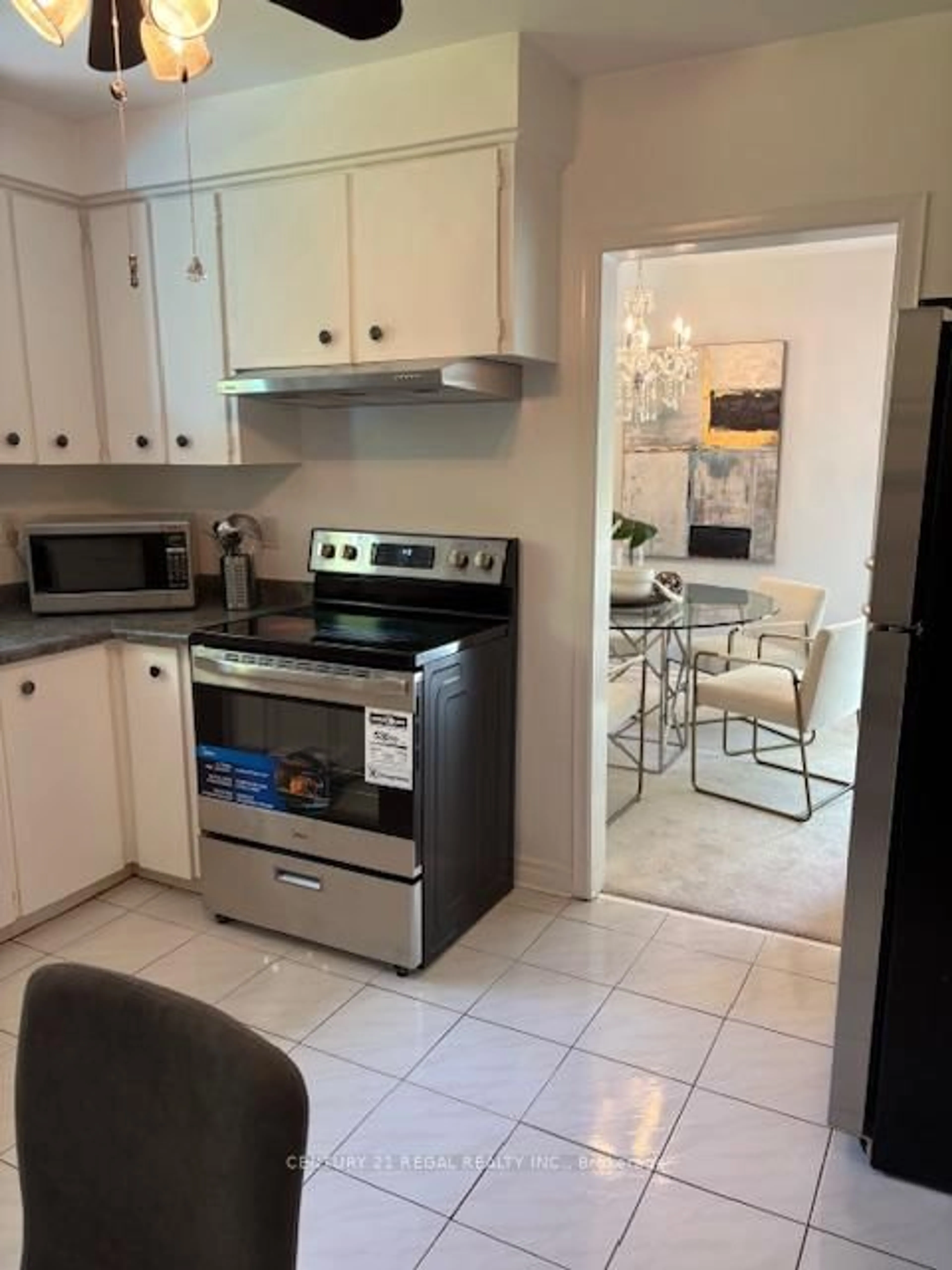 Standard kitchen, ceramic/tile floor for 66 East Willow Gate, Toronto Ontario M1C 2M8