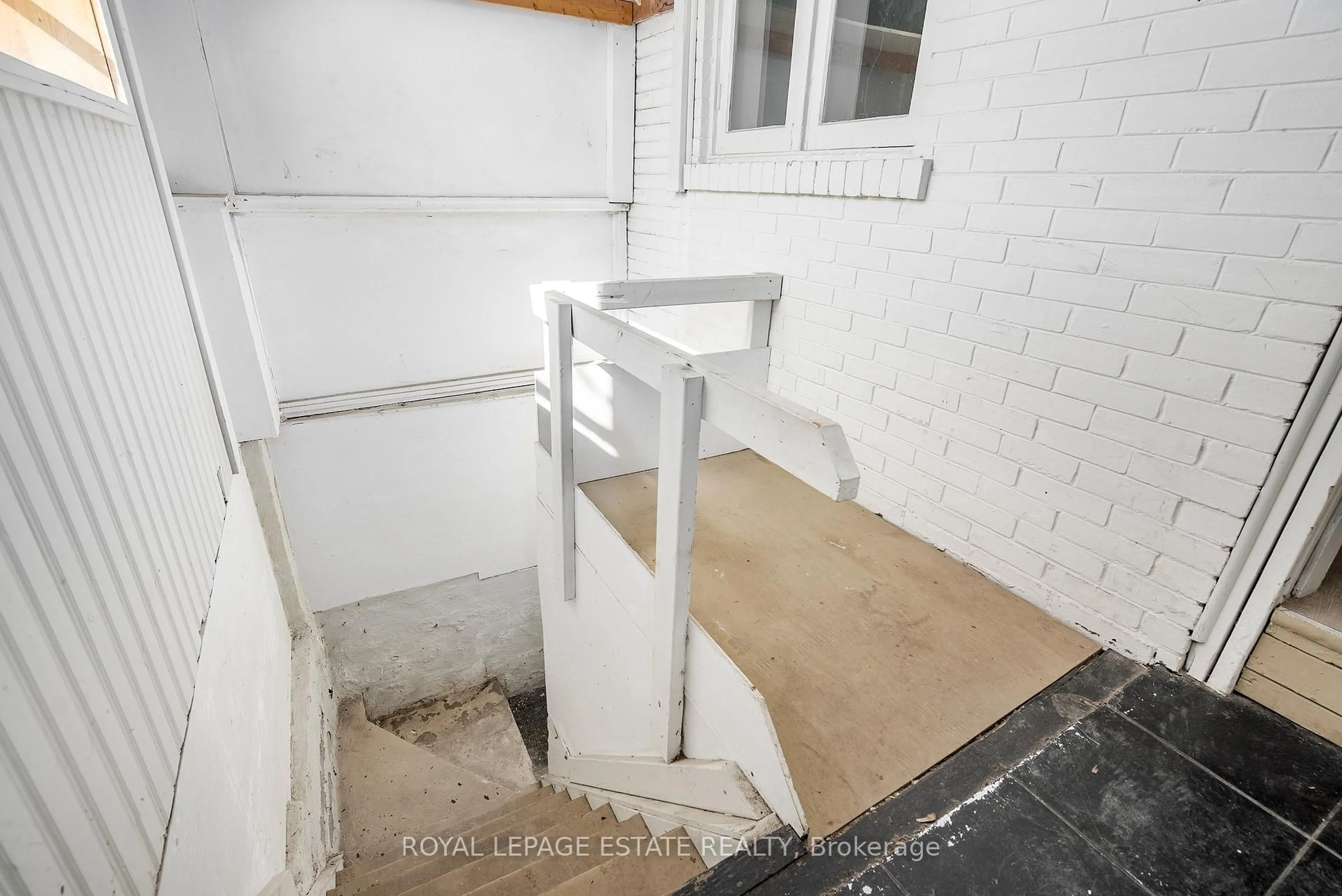 Stairs for 874 Eastern Ave, Toronto Ontario M4L 1A3