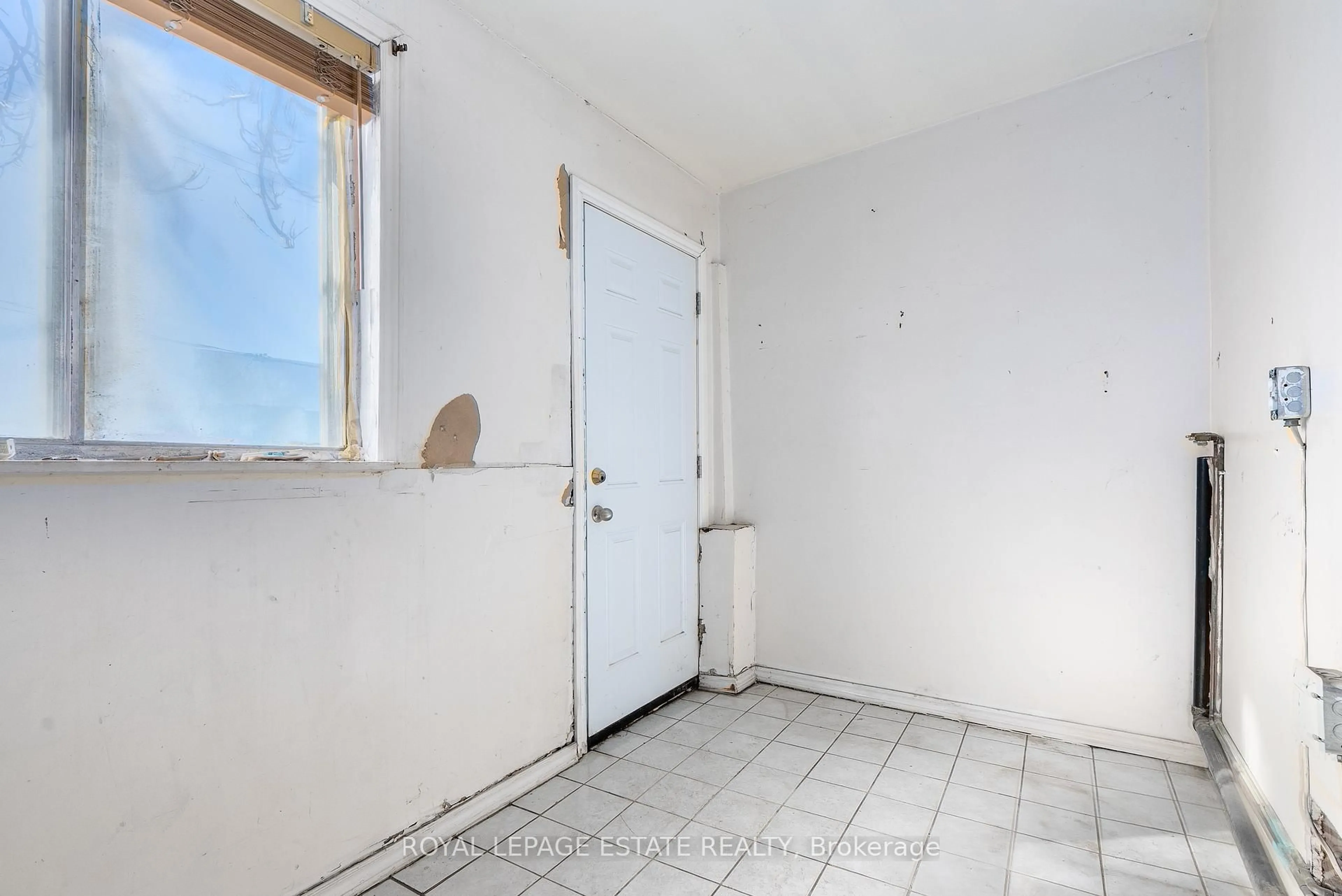 Unknown for 876 Eastern Ave, Toronto Ontario M4L 1A3
