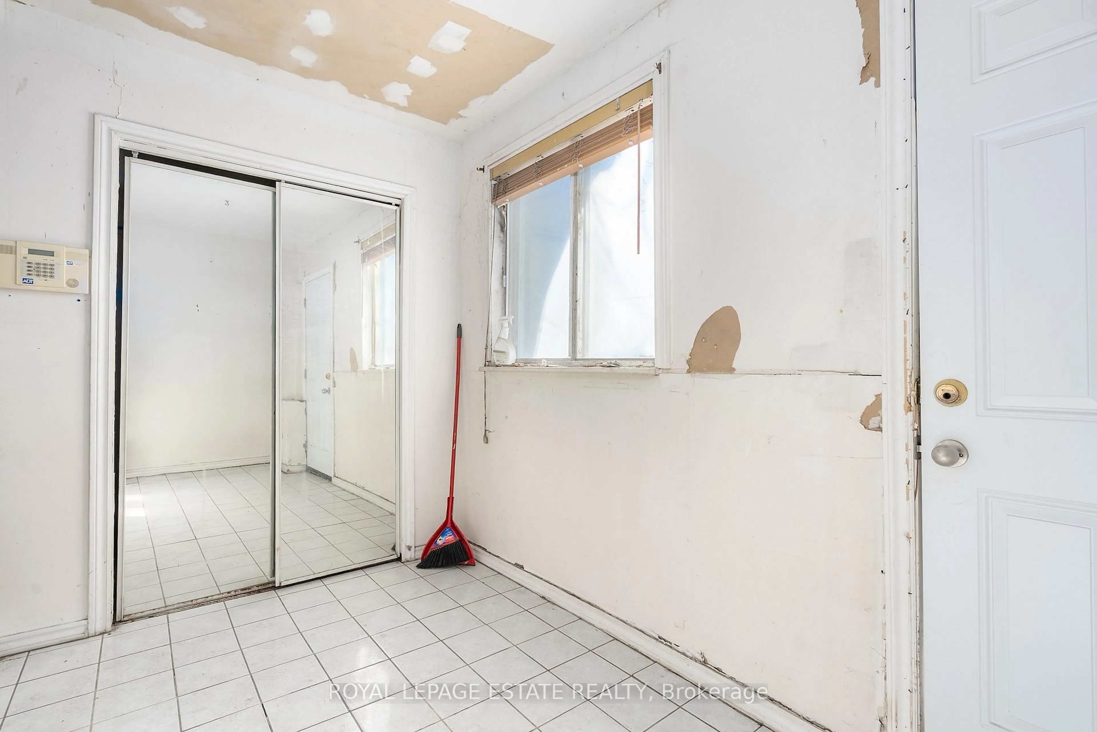 Unknown for 876 Eastern Ave, Toronto Ontario M4L 1A3