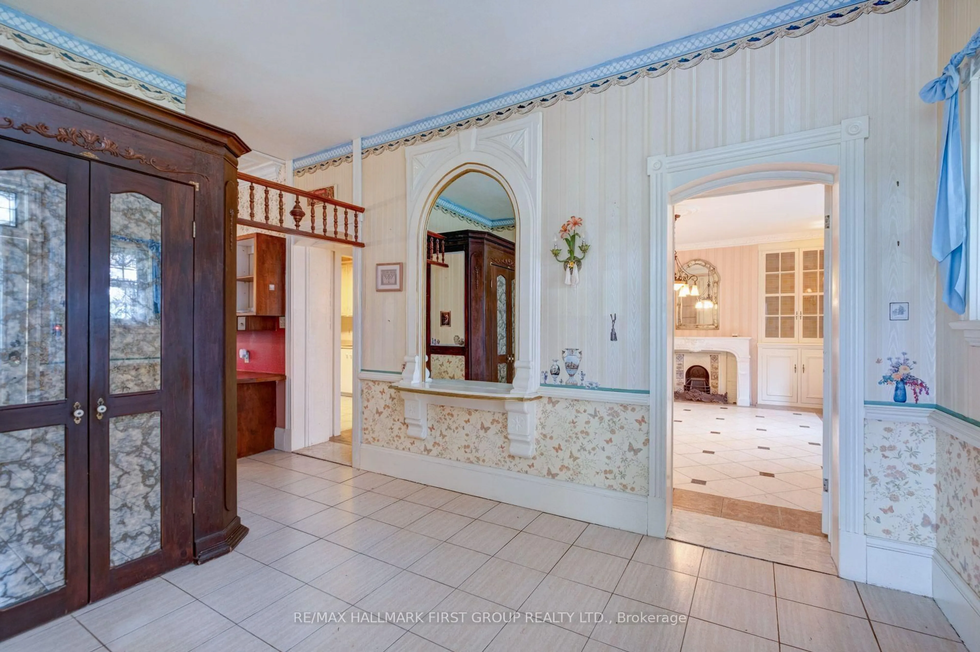 Indoor foyer for 4870 Sideline 6 Rd, Pickering Ontario L1Y 0A6