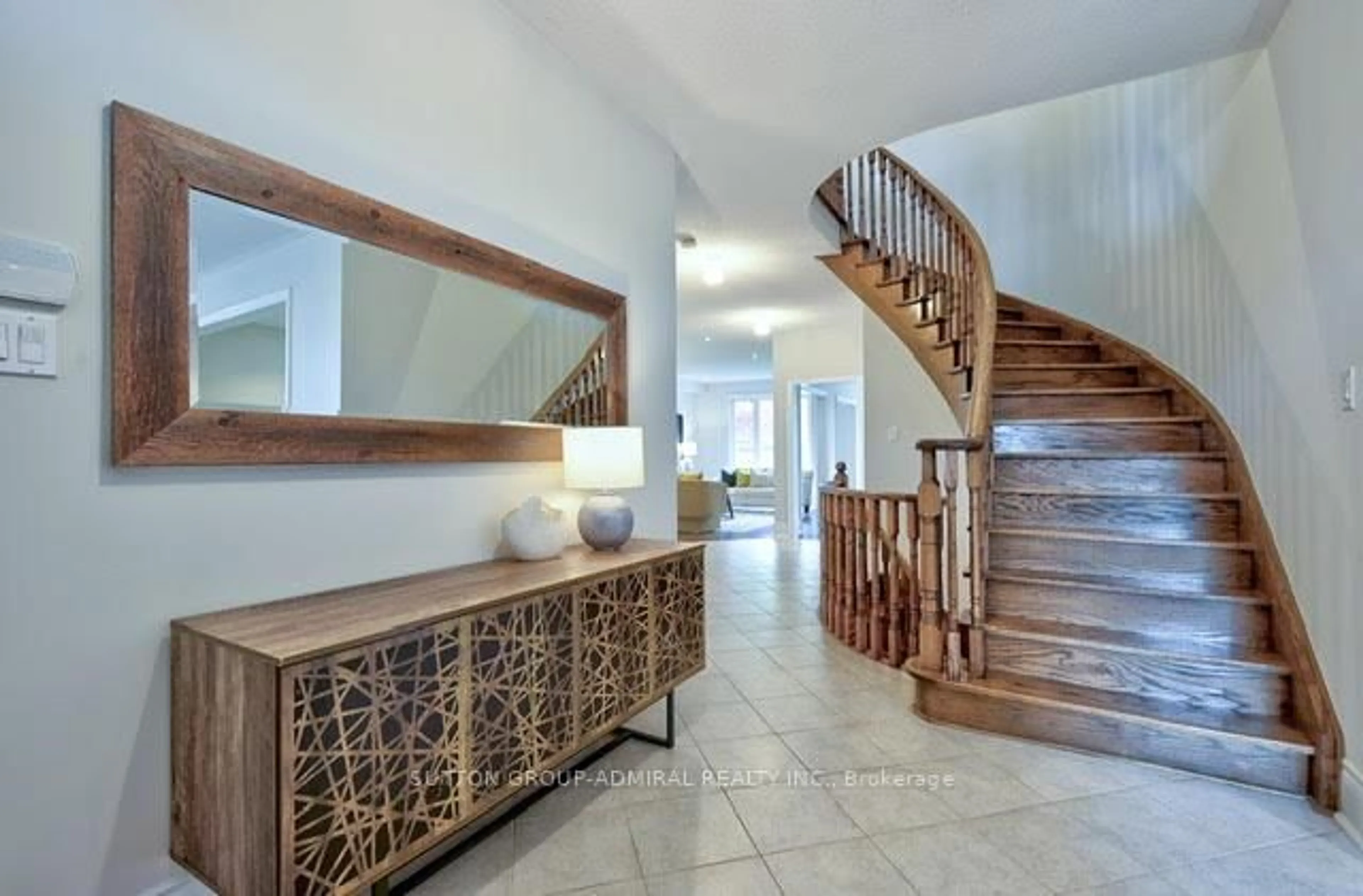 Indoor foyer for 183 Tormina Blvd, Whitby Ontario L1R 3R5