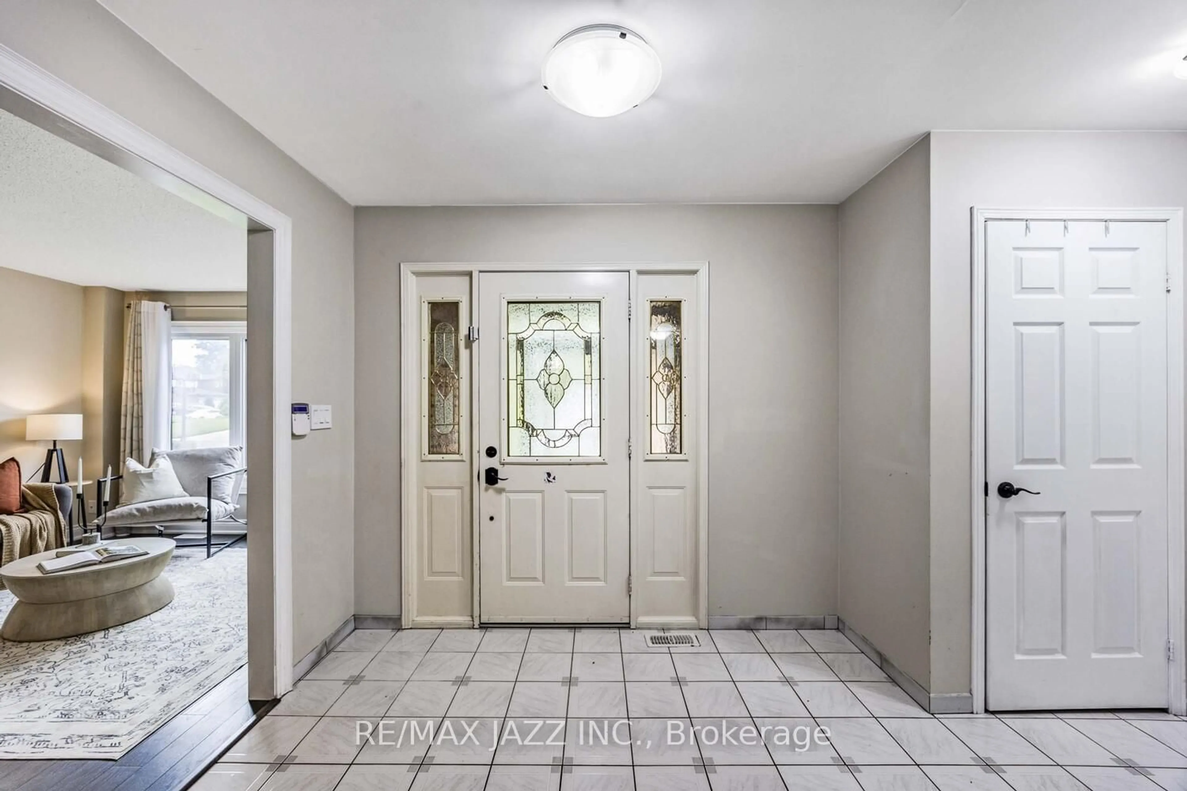 Indoor entryway for 817 Nevada Crt, Oshawa Ontario L1J 7V4