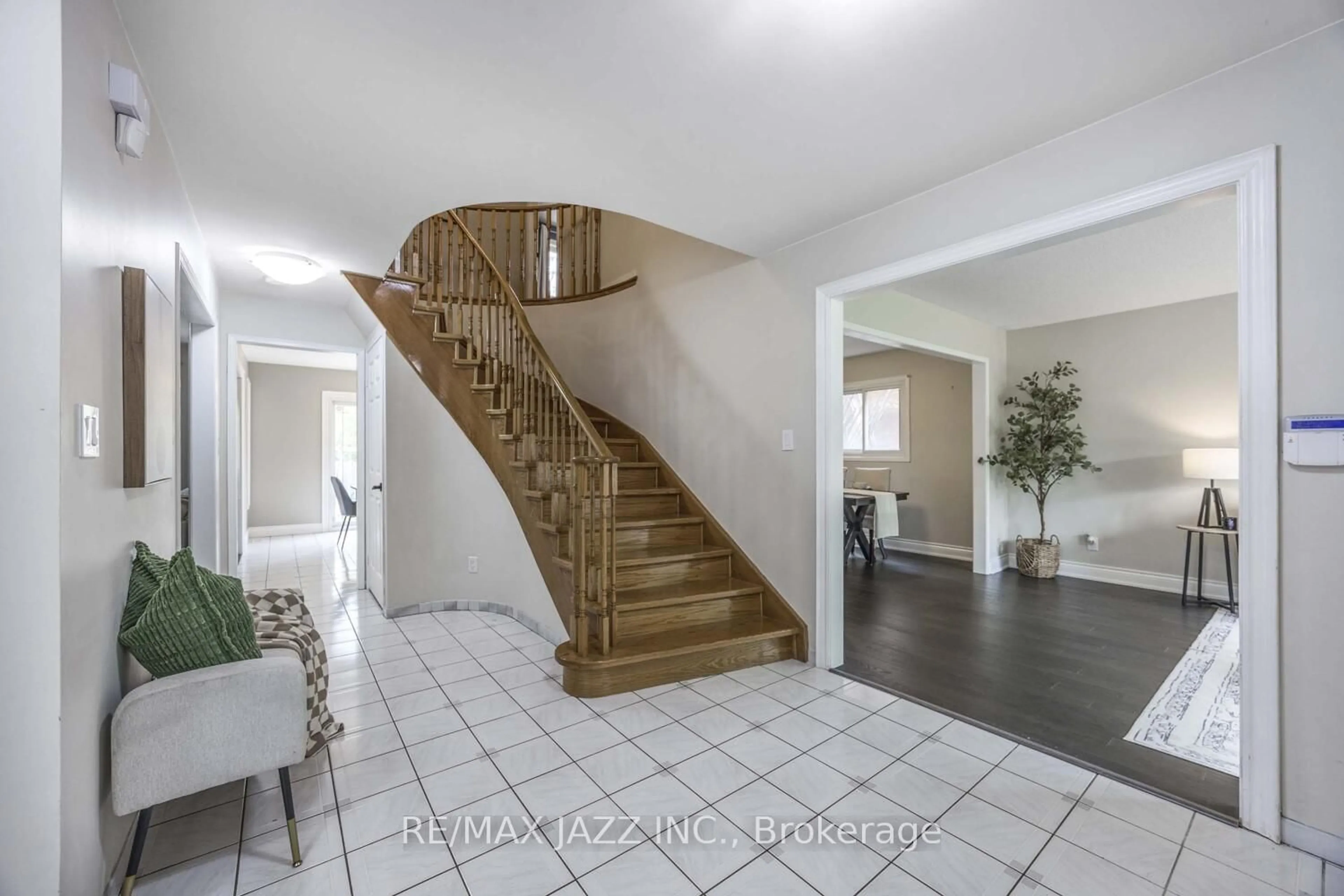 Indoor entryway for 817 Nevada Crt, Oshawa Ontario L1J 7V4