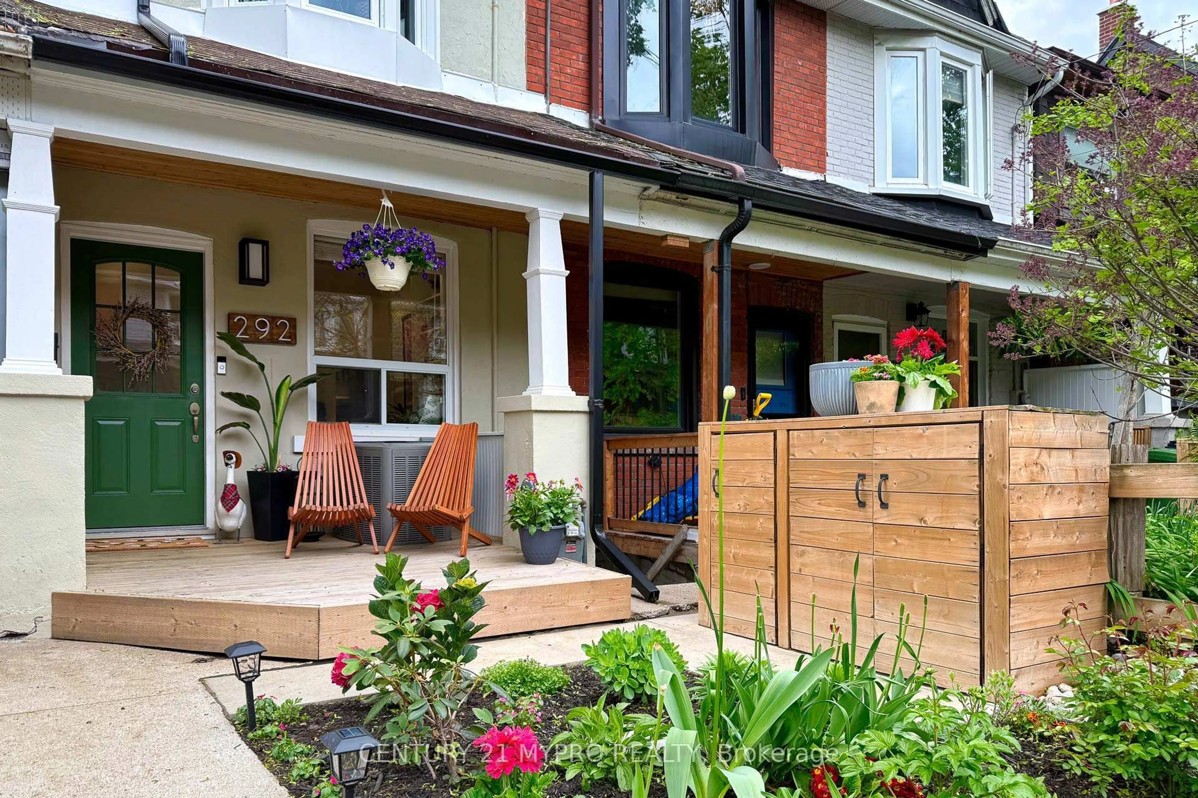 Patio, street for 292 Highfield Rd, Toronto Ontario M4L 2V5