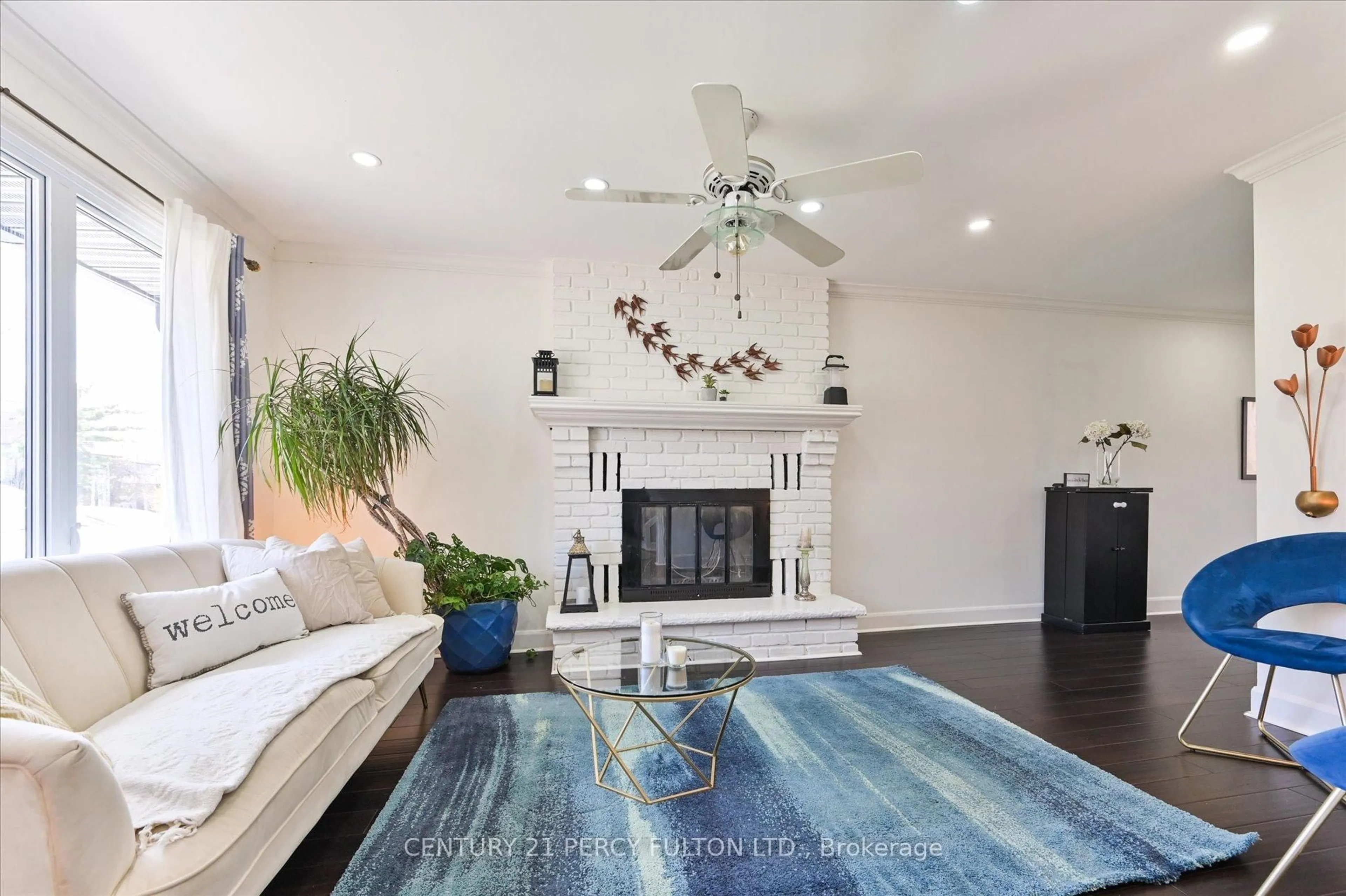 Living room with furniture, unknown for 16 Andrea Rd, Ajax Ontario L1S 3V7