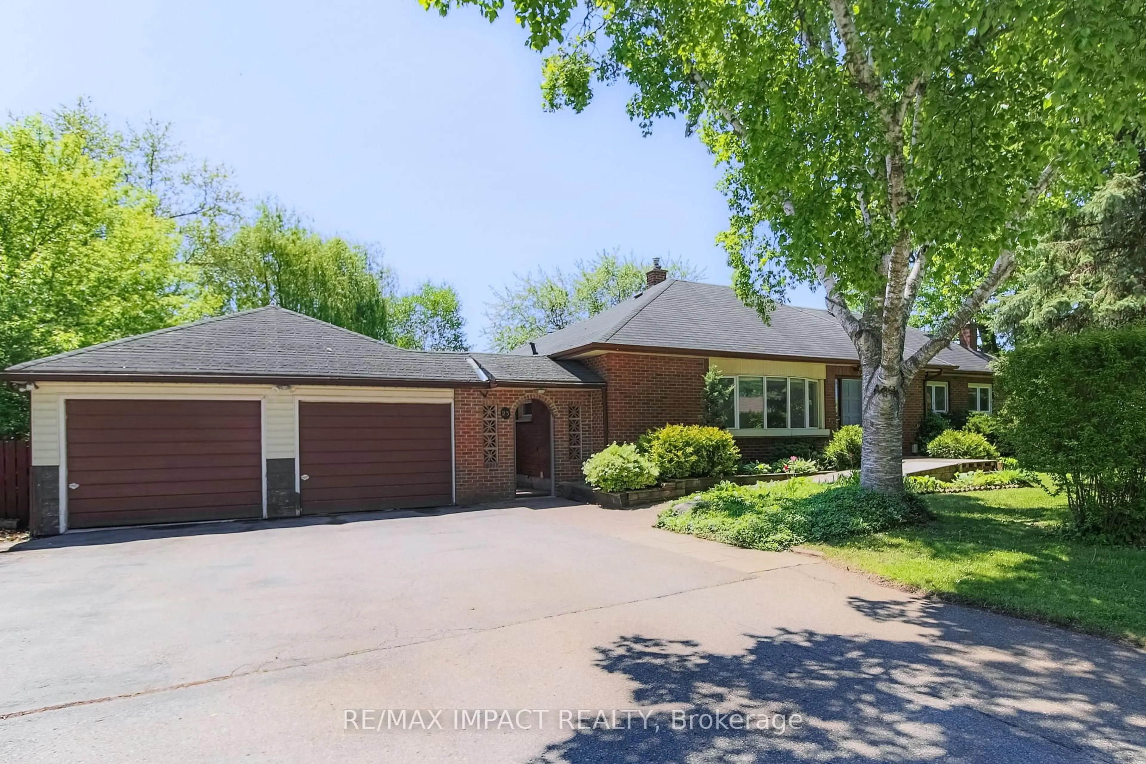 A pic from outside/outdoor area/front of a property/back of a property/a pic from drone, street for 23 Hillcourt Ave, Whitby Ontario L1R 2T9