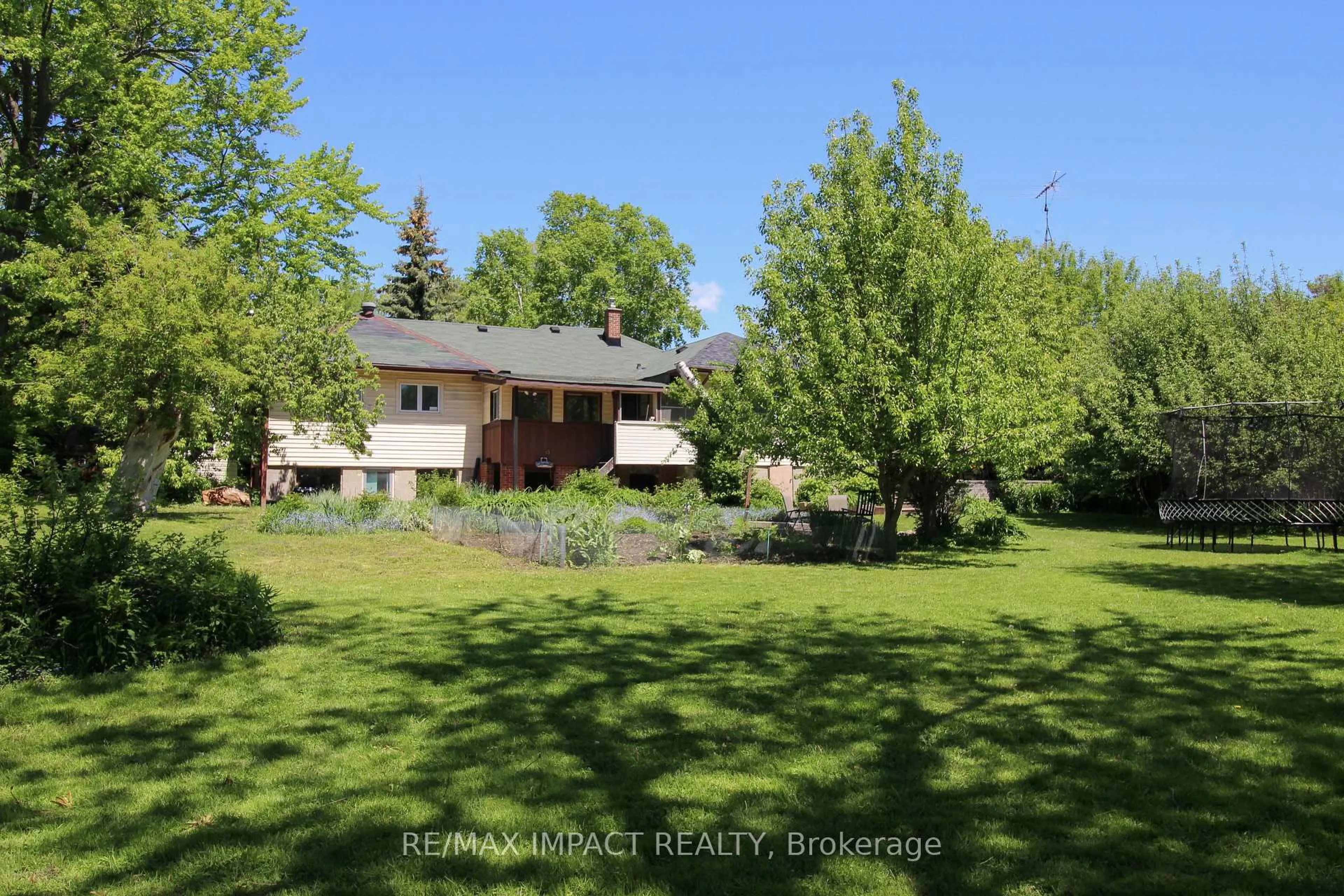 A pic from outside/outdoor area/front of a property/back of a property/a pic from drone, unknown for 23 Hillcourt Ave, Whitby Ontario L1R 2T9