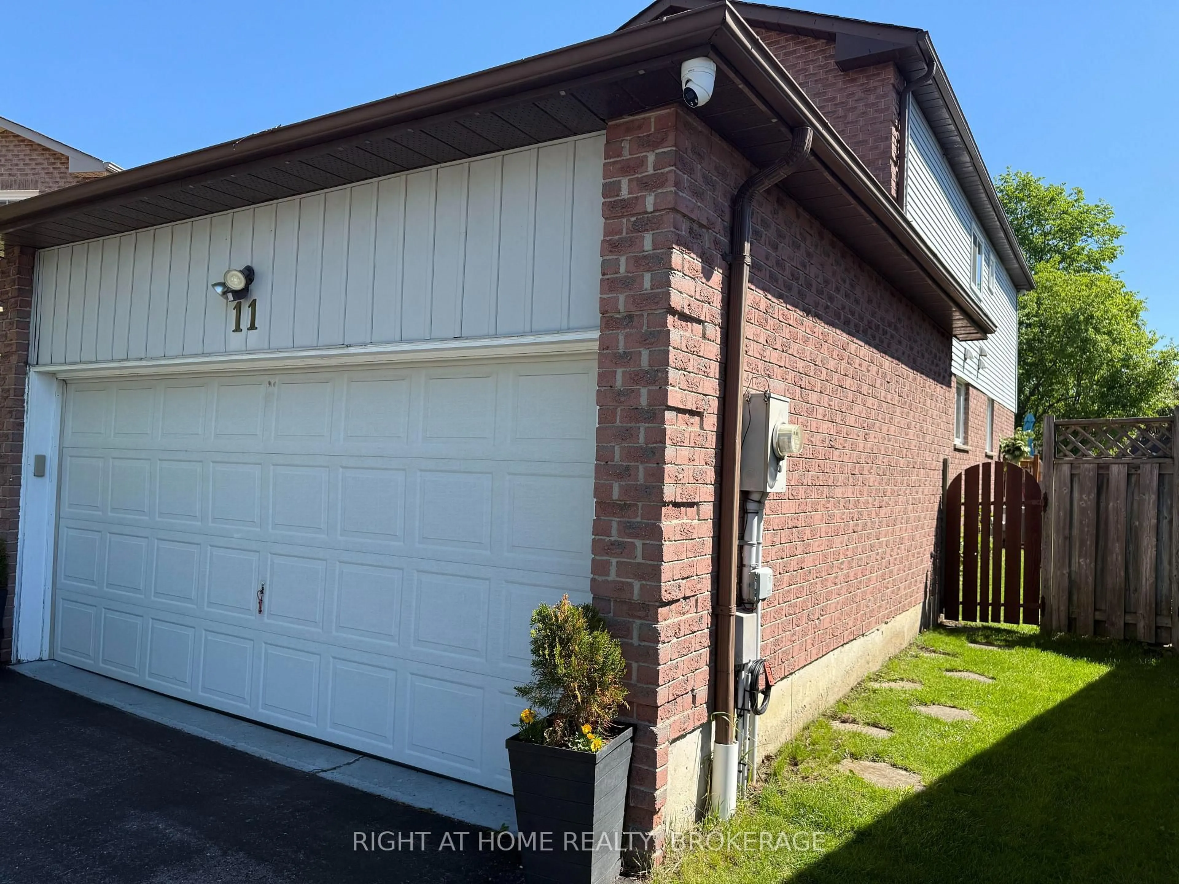 Unknown for 11 eberlee Crt, Whitby Ontario L1N 8C9