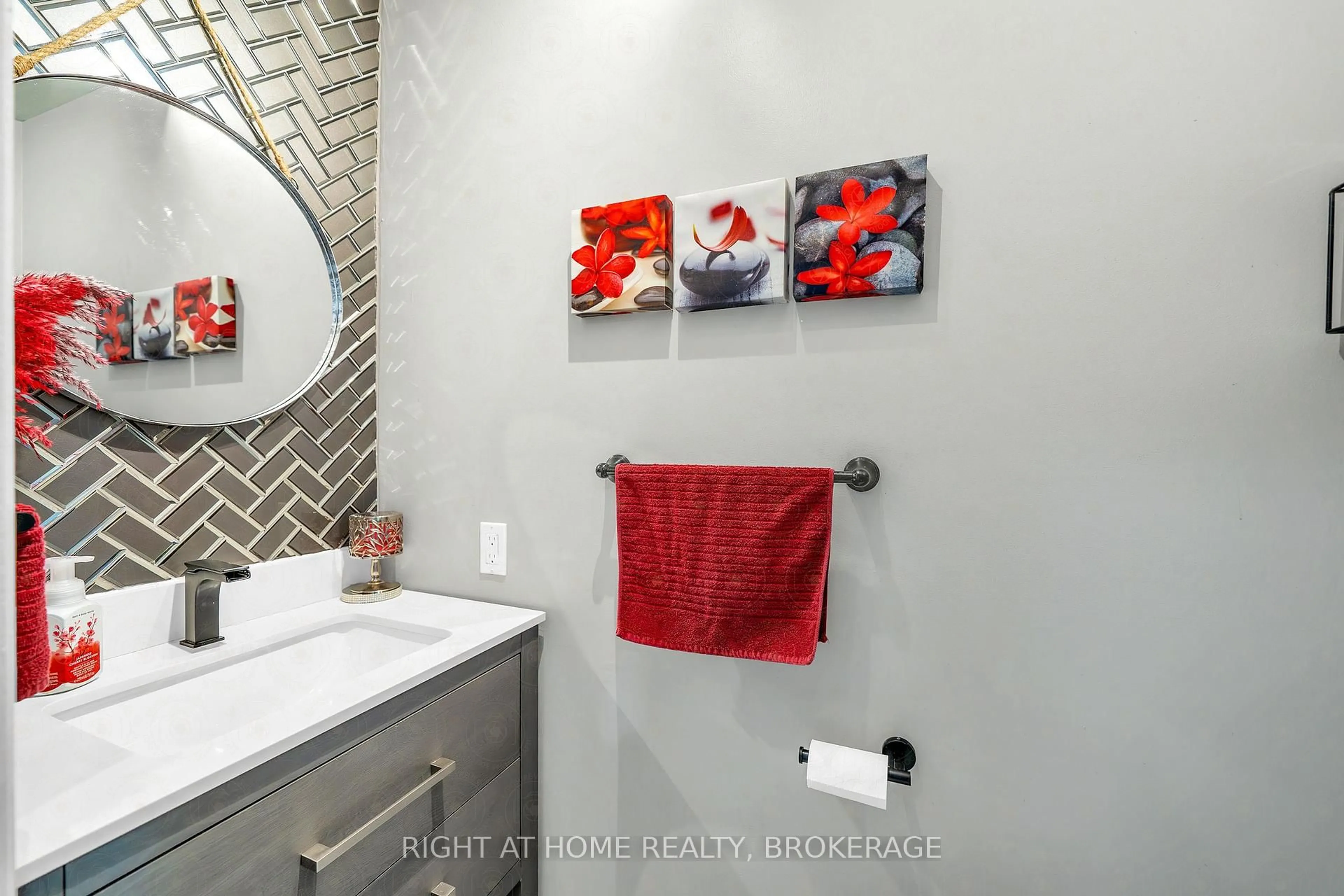 Contemporary bathroom, ceramic/tile floor for 11 eberlee Crt, Whitby Ontario L1N 8C9
