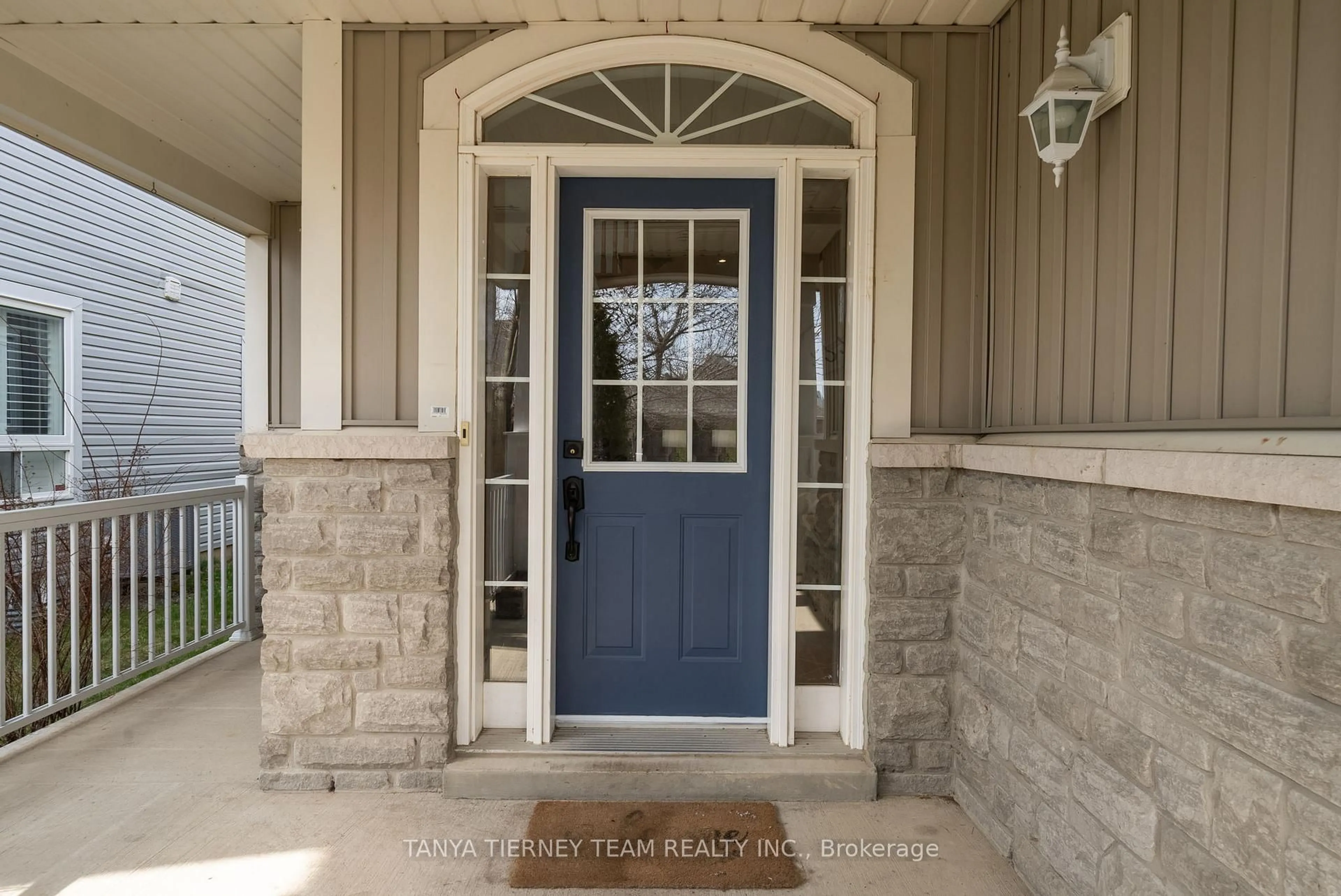 Indoor entryway for 364 Carnwith Dr, Whitby Ontario L1M 2M1