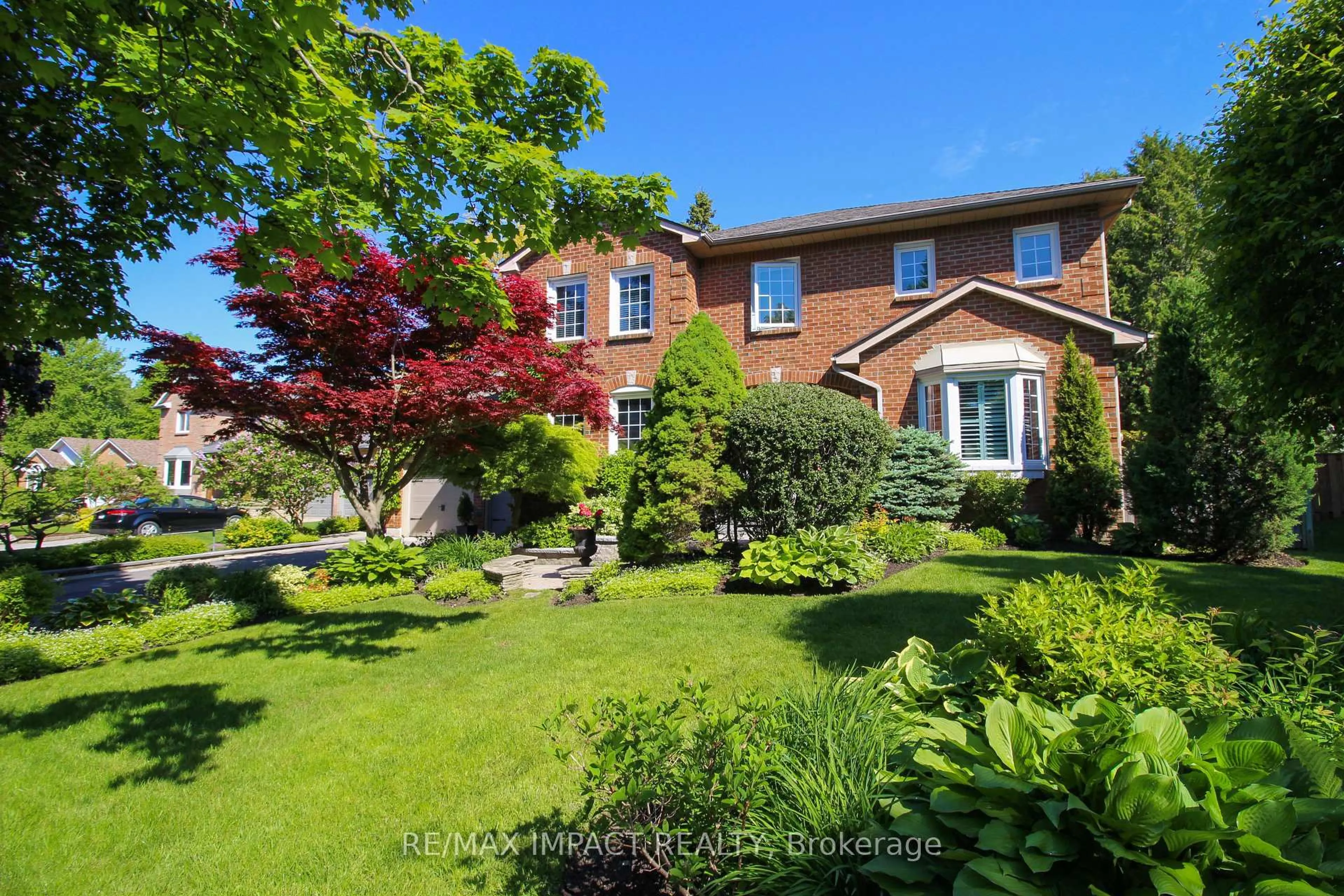 A pic from outside/outdoor area/front of a property/back of a property/a pic from drone, street for 6 Longford Crt, Whitby Ontario L1R 1C6