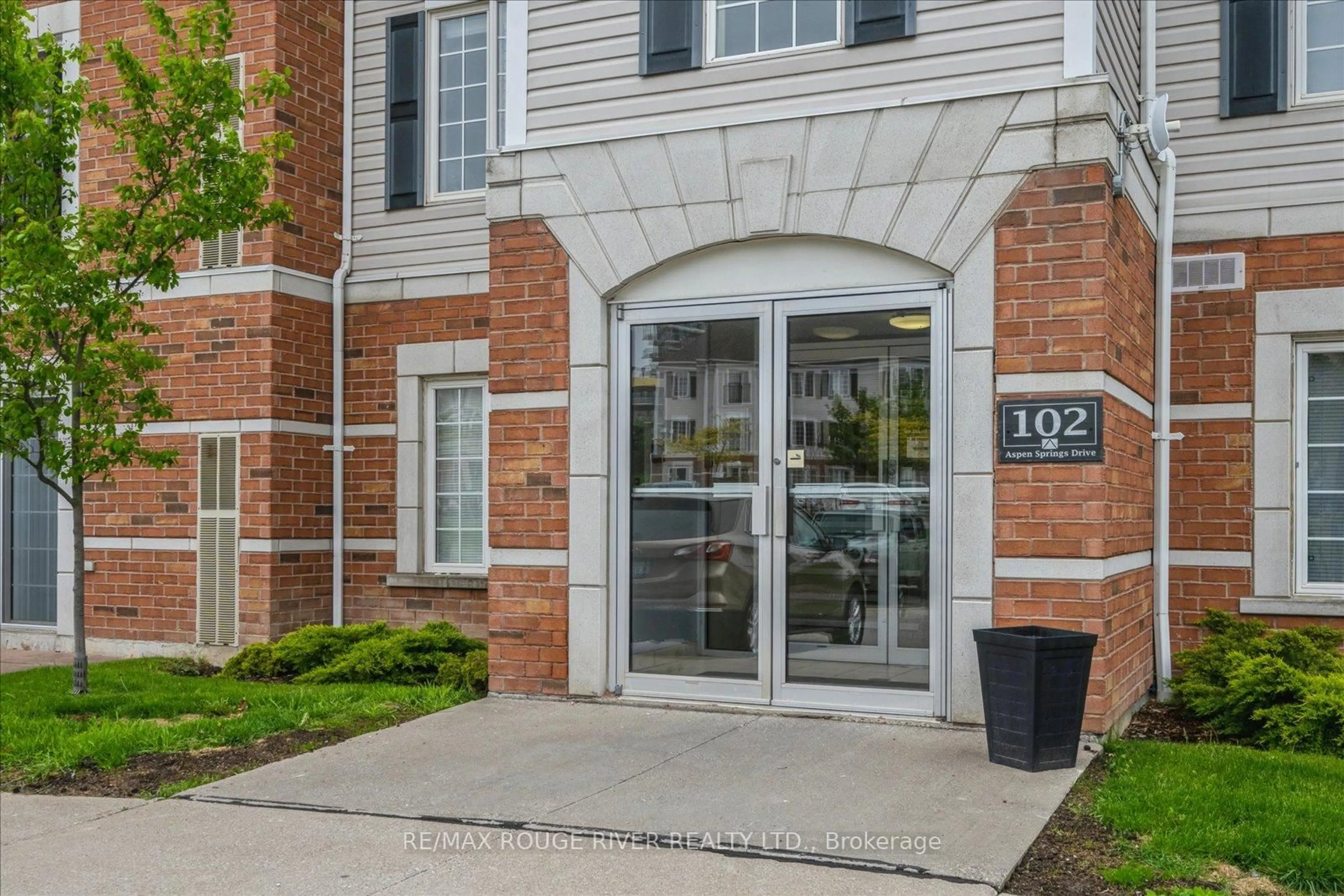 Indoor entryway for 102 Aspen Springs Dr #212, Clarington Ontario L1C 5N6