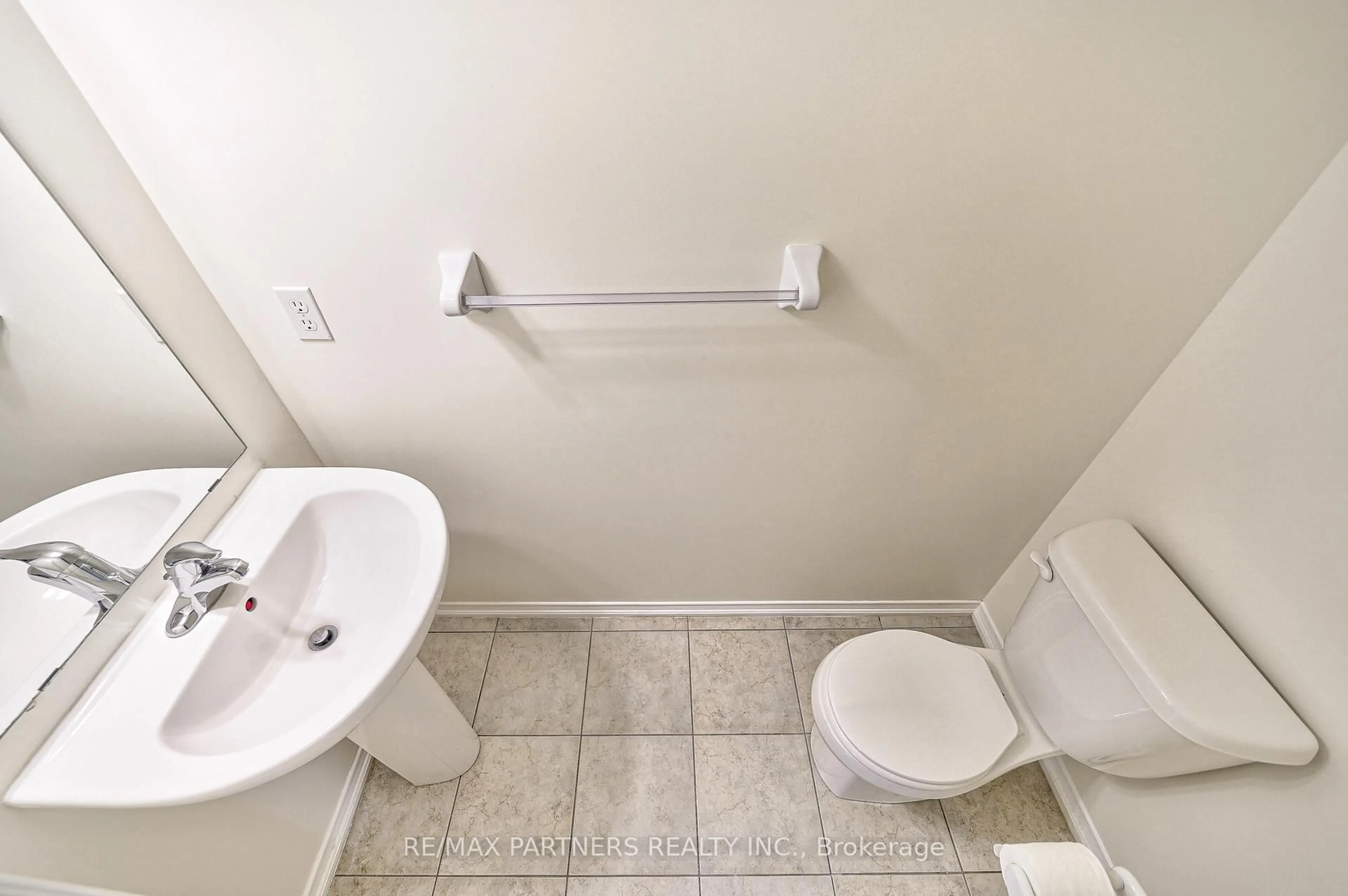 Standard bathroom, unknown for 2615 Eaglesham Path, Oshawa Ontario L1L 0M7