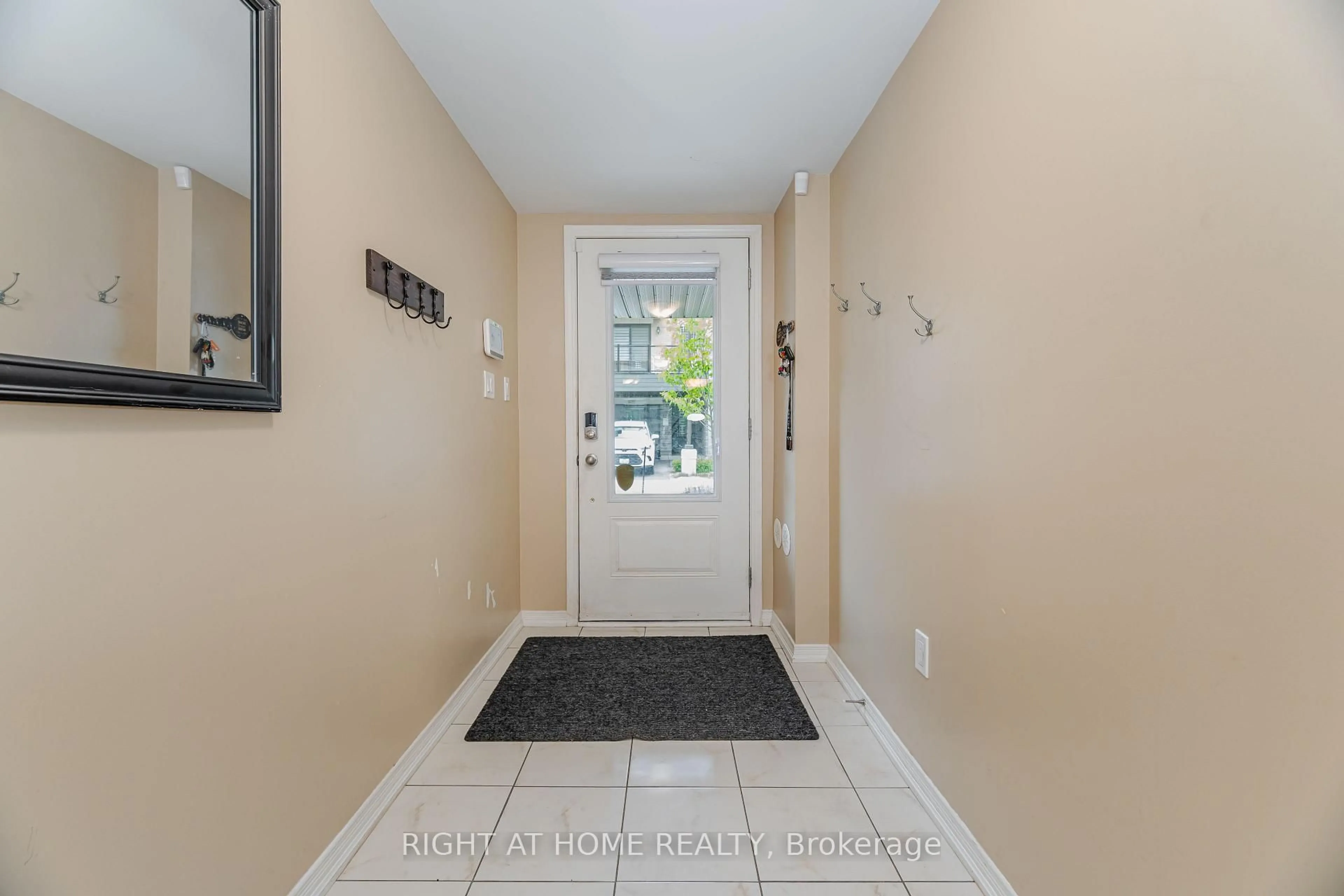 Indoor entryway for 1426 Coral Springs Path #14, Oshawa Ontario L1K 3G1