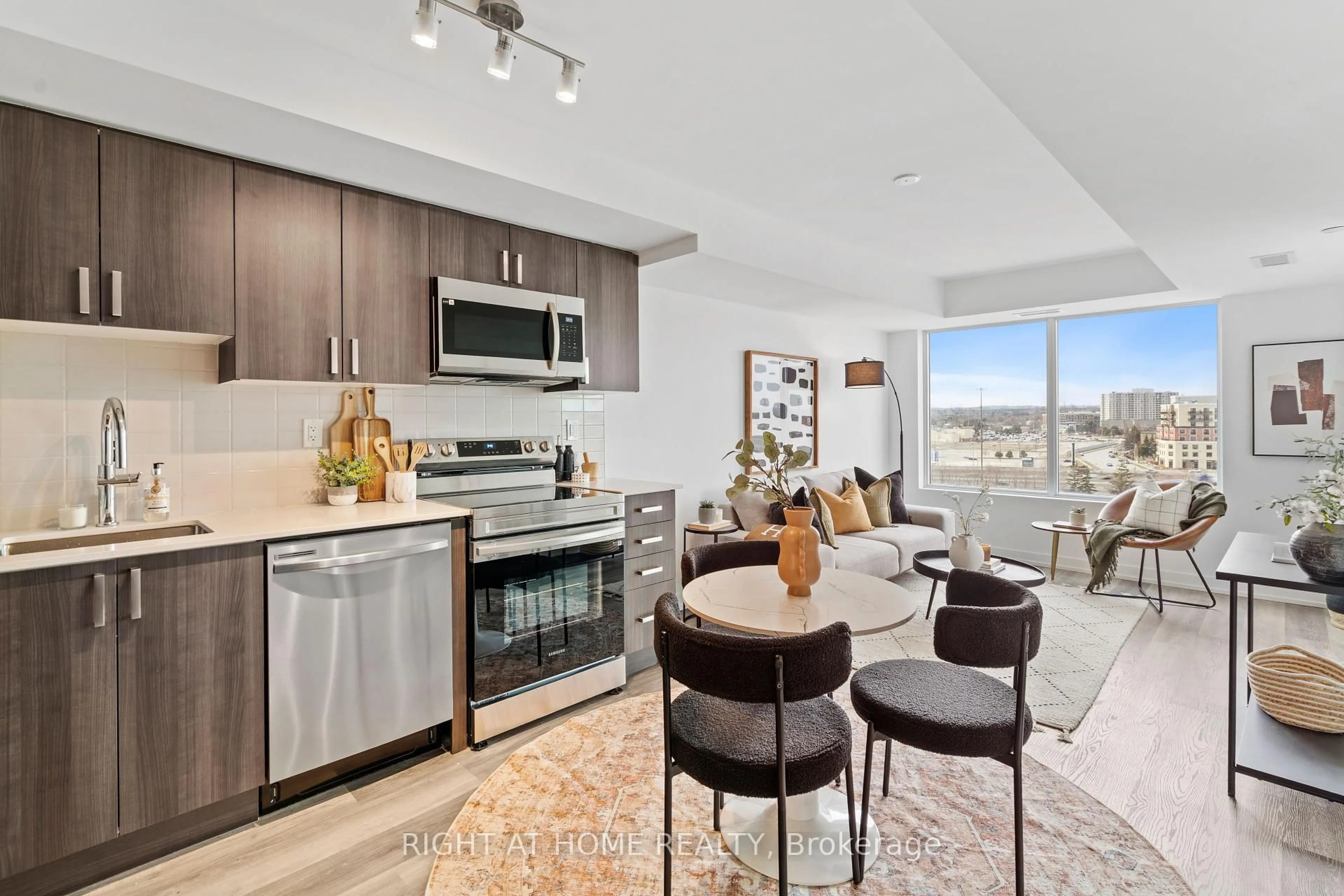 Open concept kitchen, unknown for 1435 Celebration Dr #909, Pickering Ontario L1W 0C4
