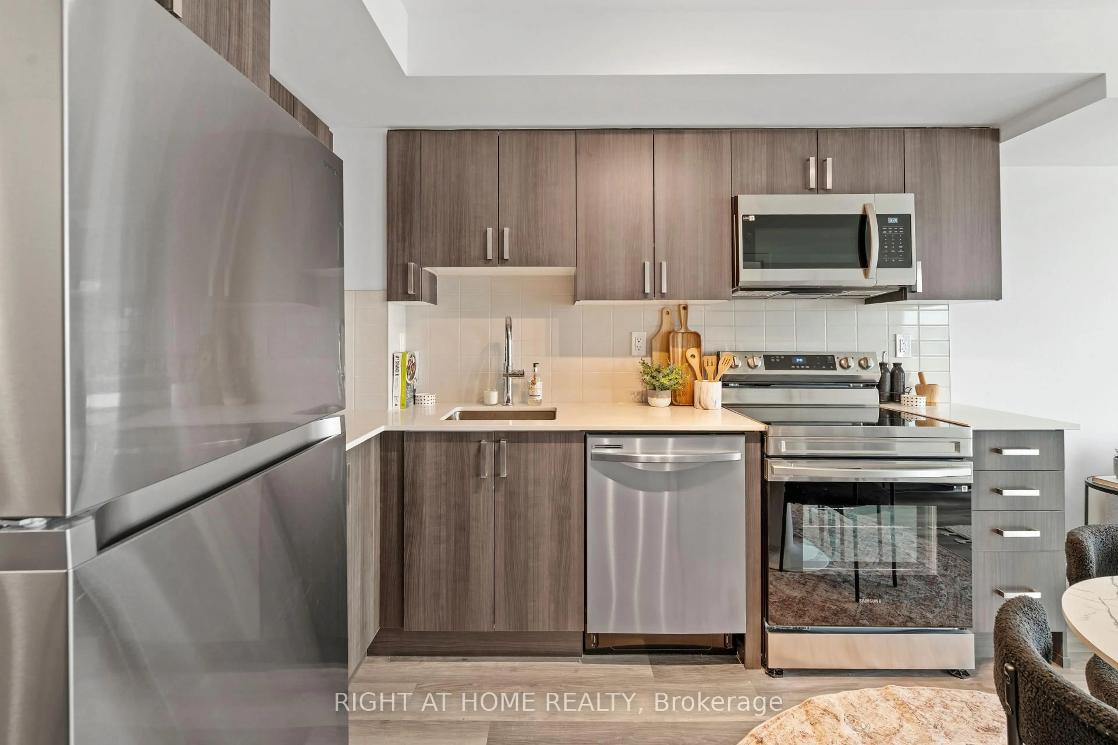 Standard kitchen, unknown for 1435 Celebration Dr #909, Pickering Ontario L1W 0C4