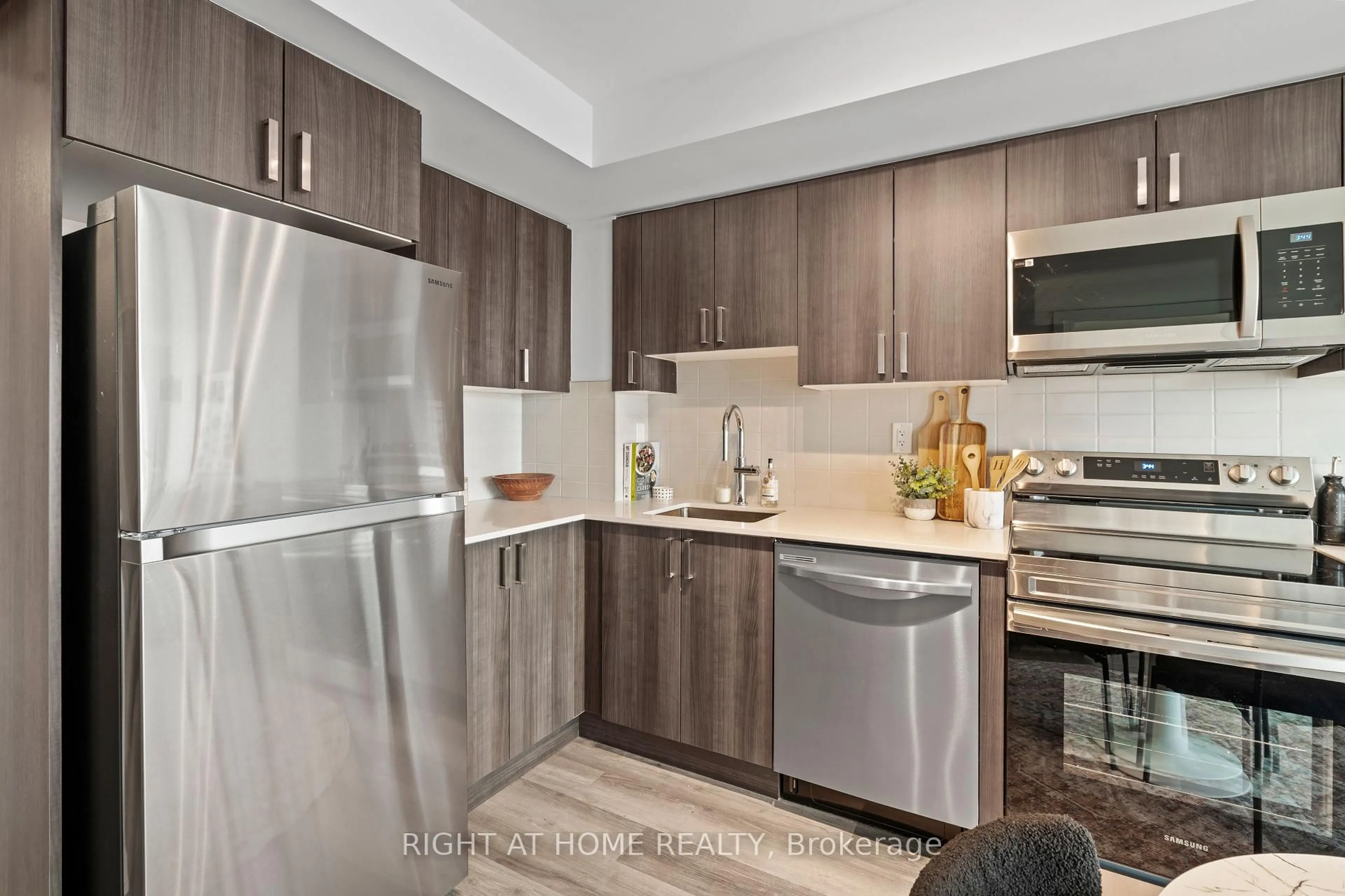 Standard kitchen, unknown for 1435 Celebration Dr #909, Pickering Ontario L1W 0C4