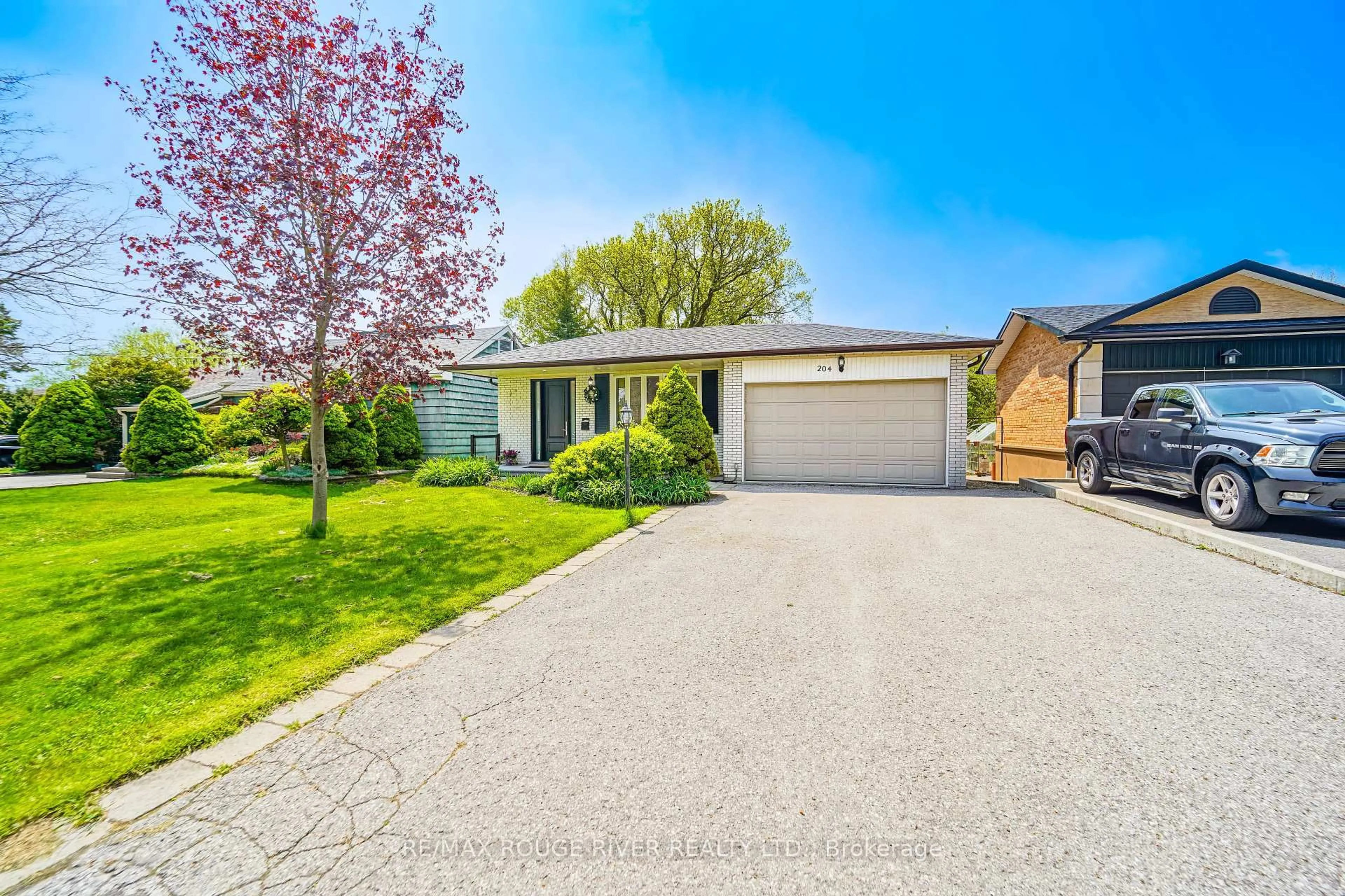 A pic from outside/outdoor area/front of a property/back of a property/a pic from drone, street for 204 Rouge Hills Dr, Toronto Ontario M1C 2Z1