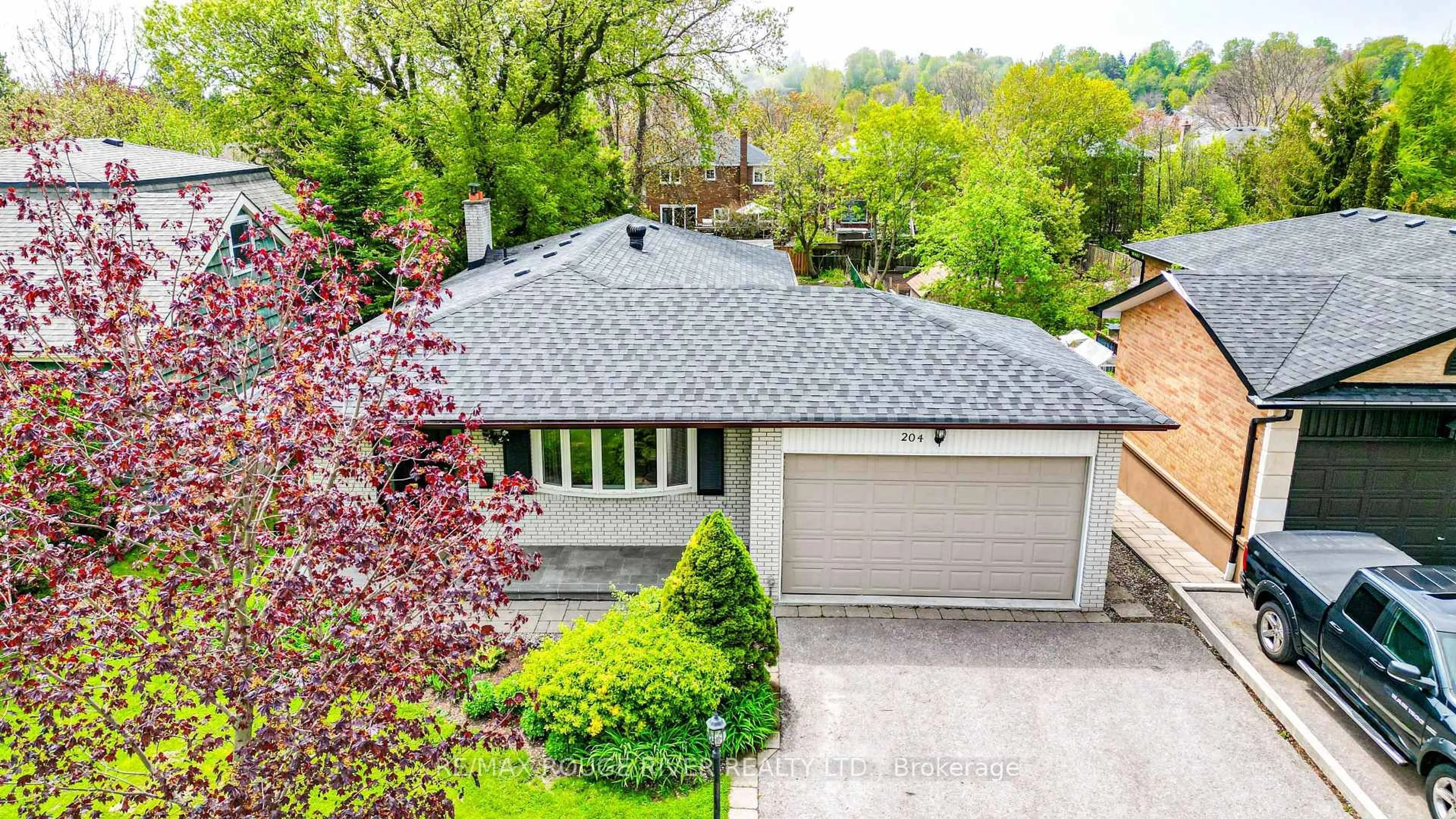 A pic from outside/outdoor area/front of a property/back of a property/a pic from drone, street for 204 Rouge Hills Dr, Toronto Ontario M1C 2Z1