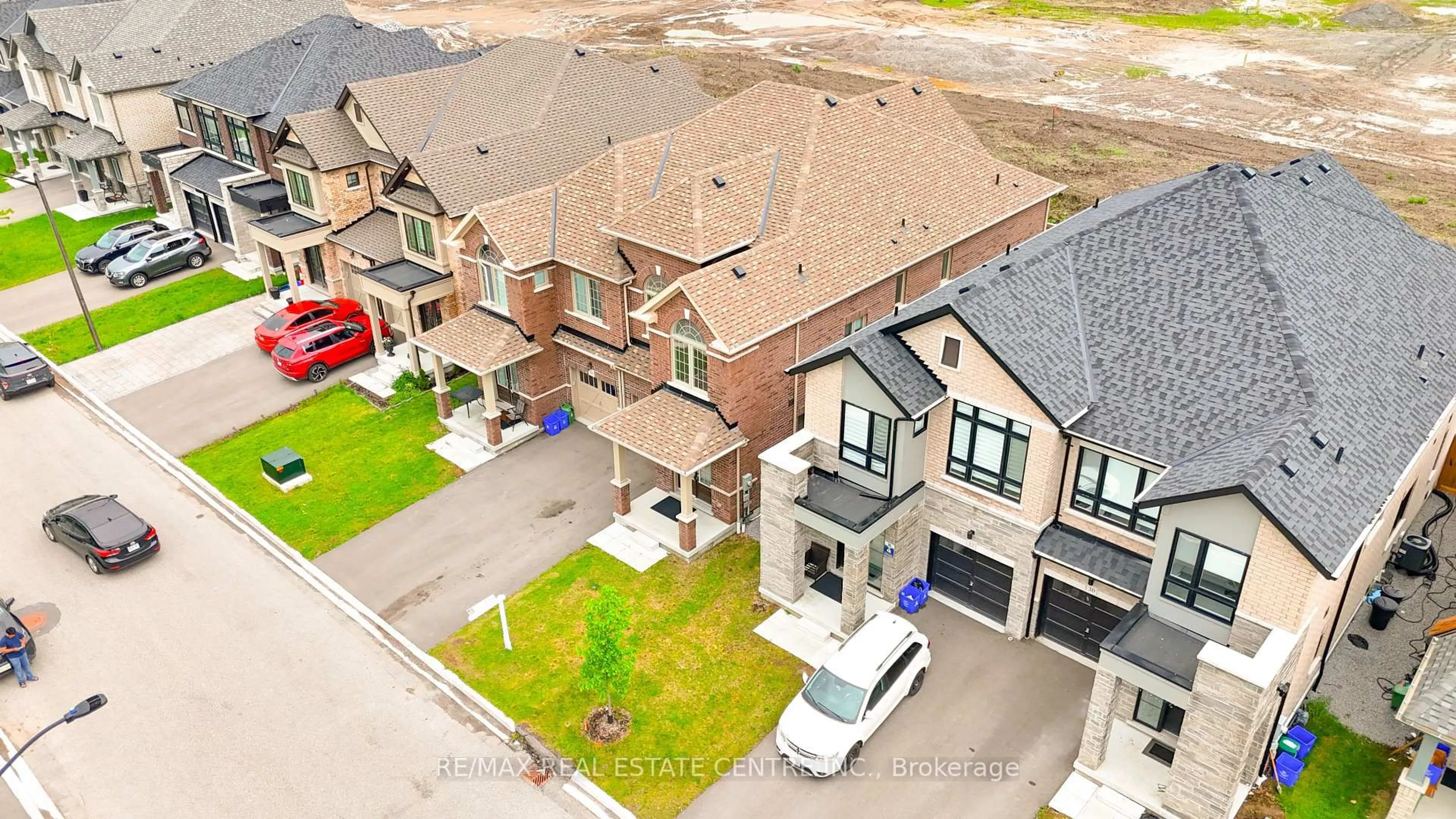 A pic from outside/outdoor area/front of a property/back of a property/a pic from drone, street for 34 Peter Hogg Crt, Ajax Ontario L1P 0N2