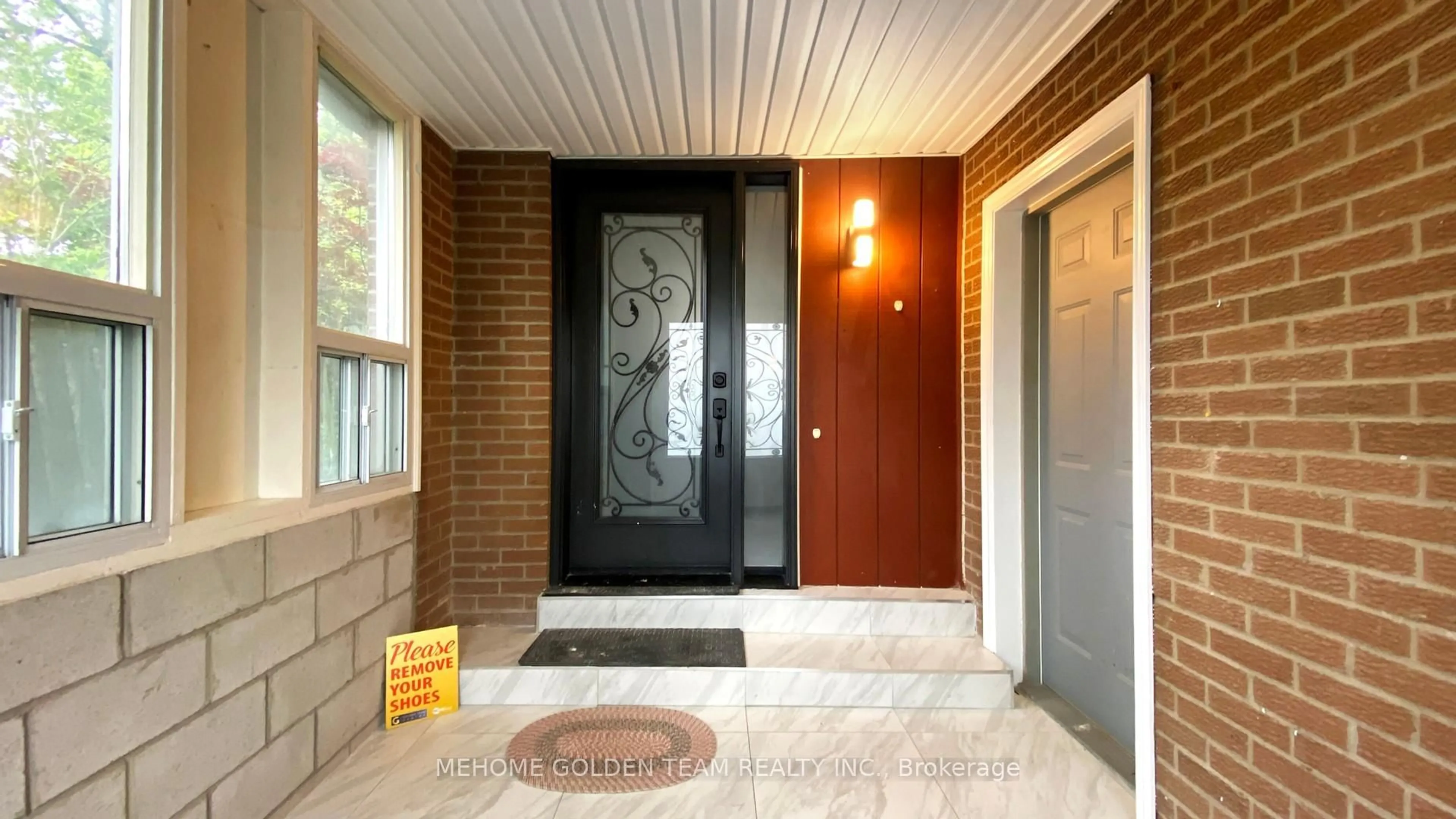 Indoor entryway for 180 Alexmuir Blvd, Toronto Ontario M1V 1R9