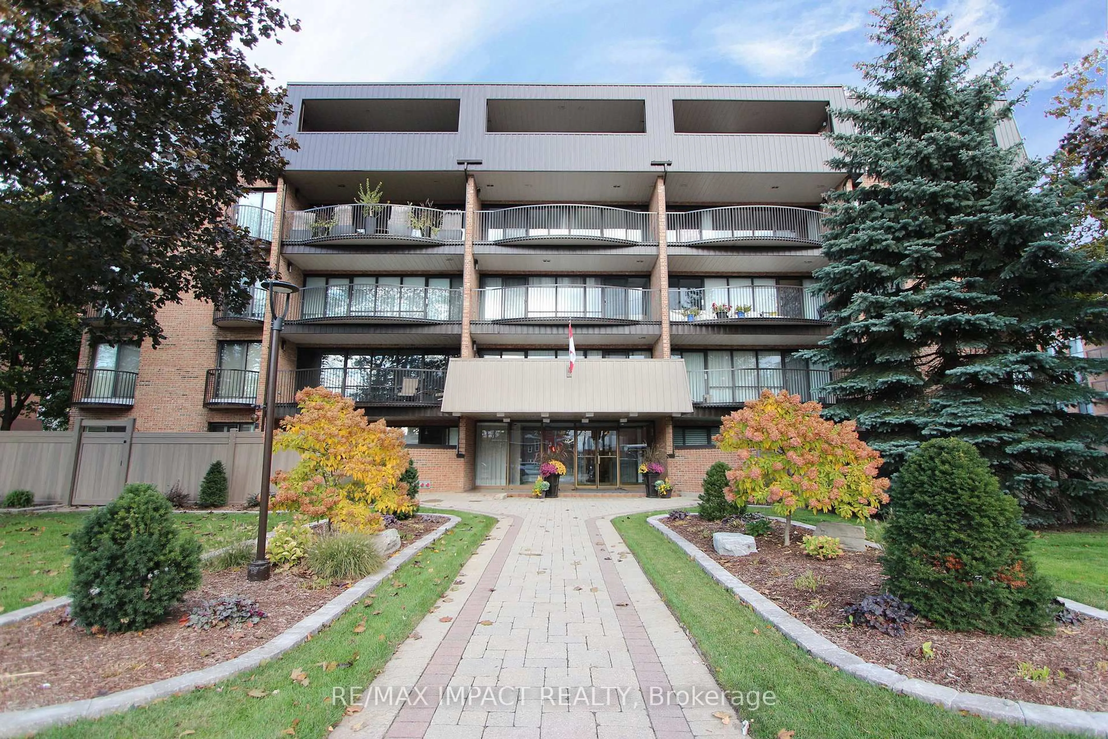 Indoor foyer for 337 Simcoe St, Oshawa Ontario L1G 4T2