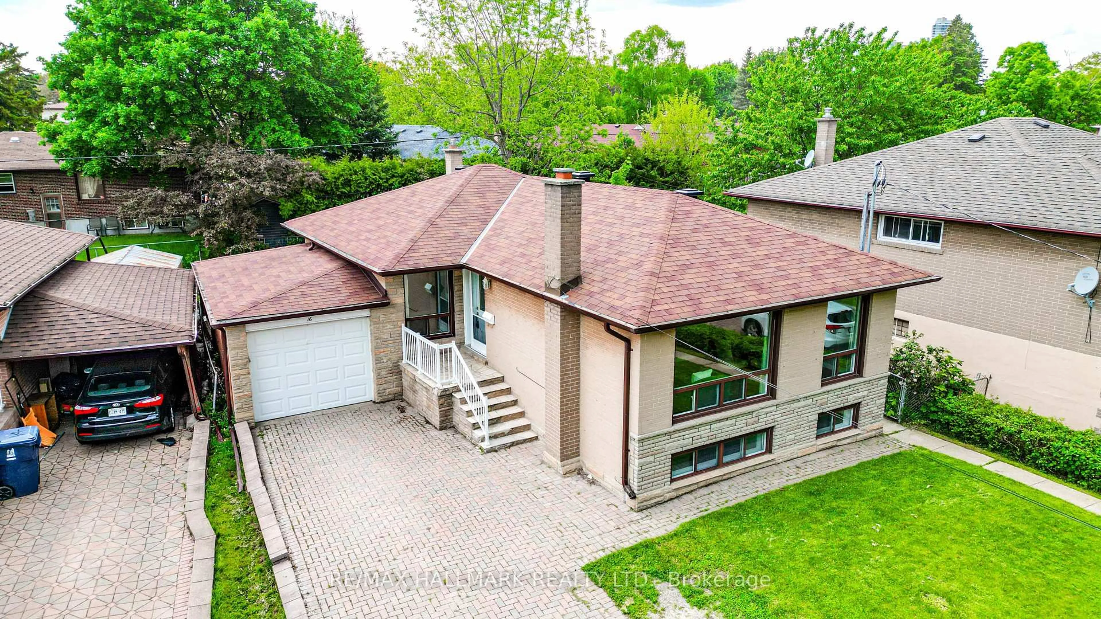 A pic from outside/outdoor area/front of a property/back of a property/a pic from drone, street for 16 Packard Blvd, Toronto Ontario M1P 4K1