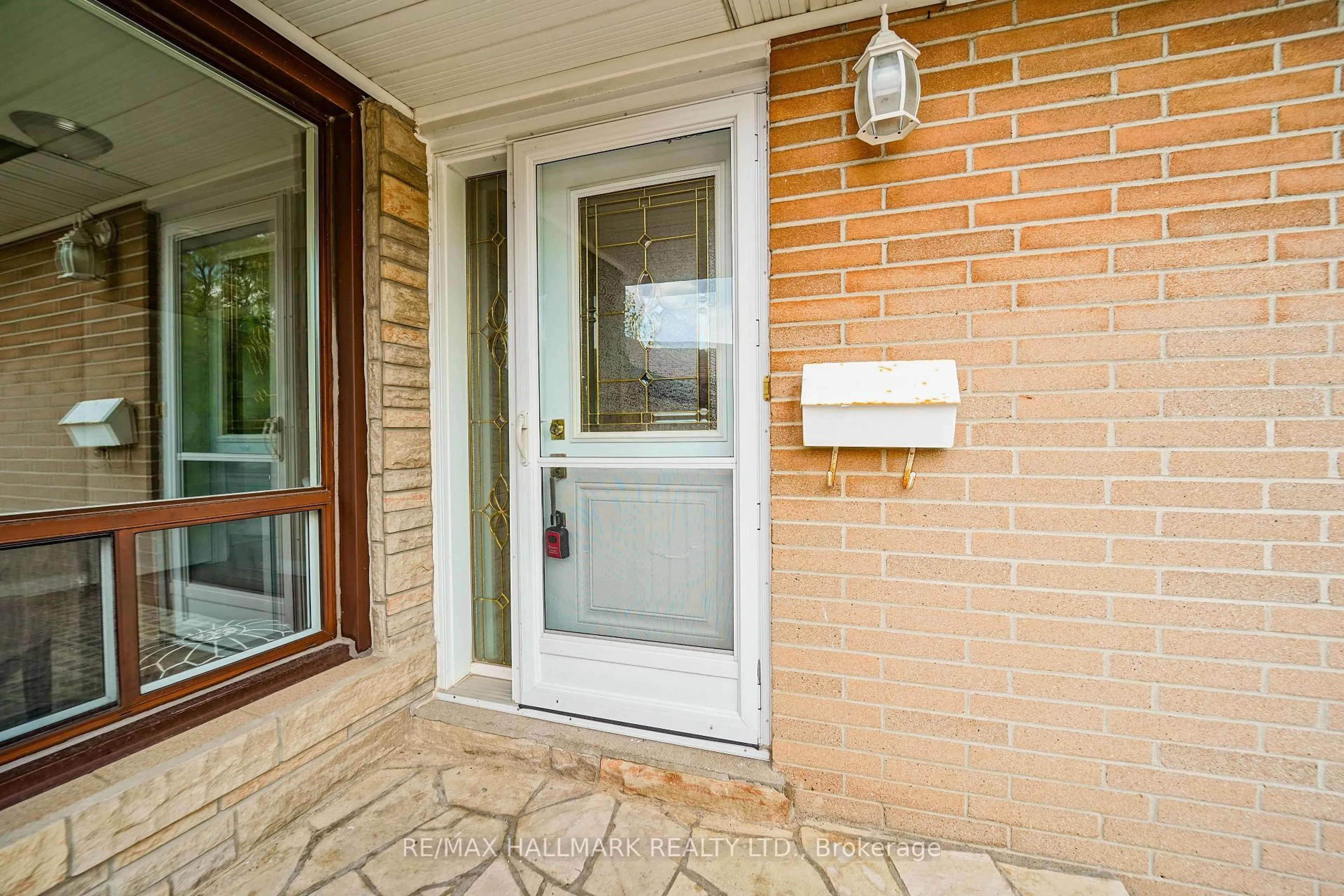 Indoor entryway for 16 Packard Blvd, Toronto Ontario M1P 4K1