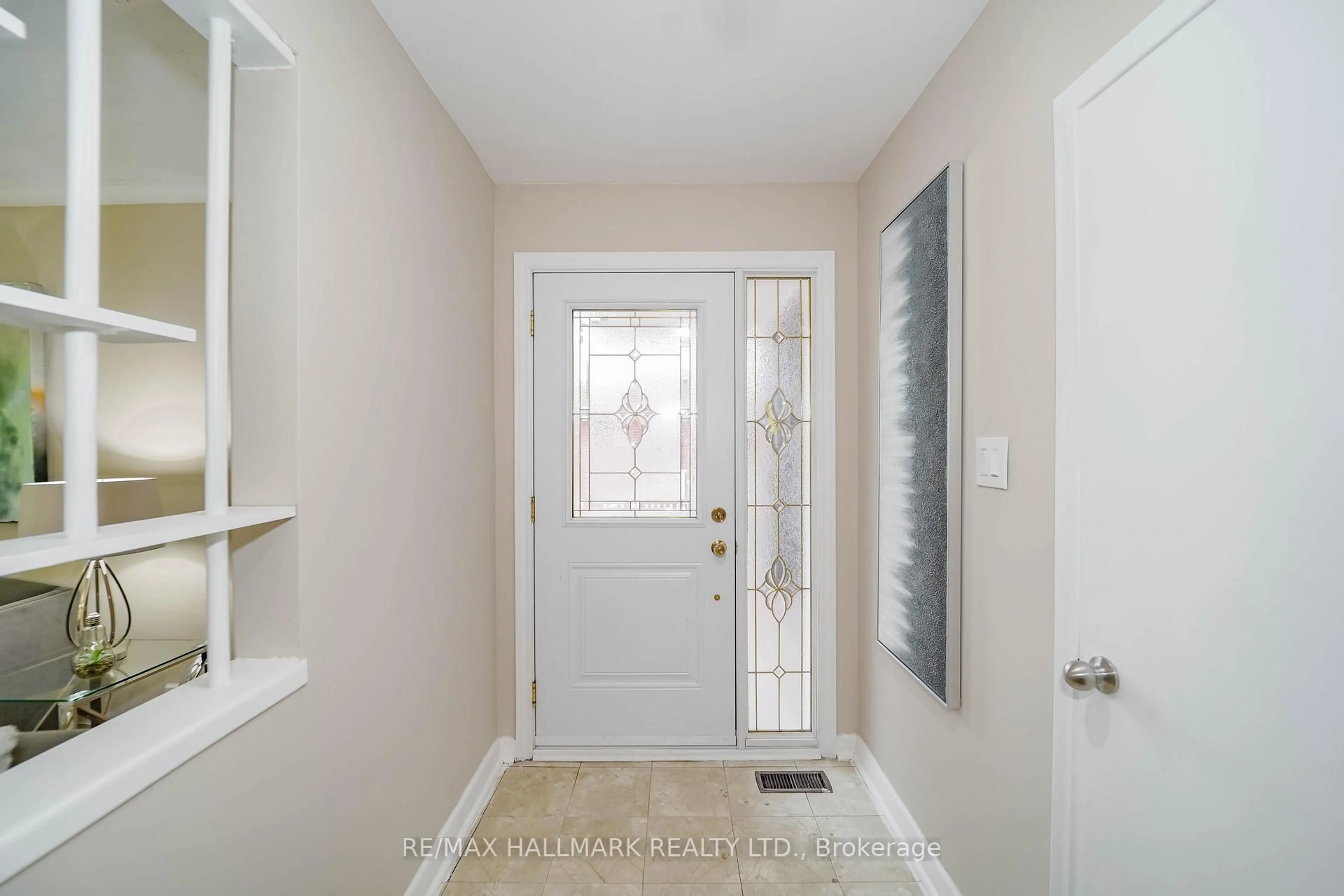 Indoor entryway for 16 Packard Blvd, Toronto Ontario M1P 4K1