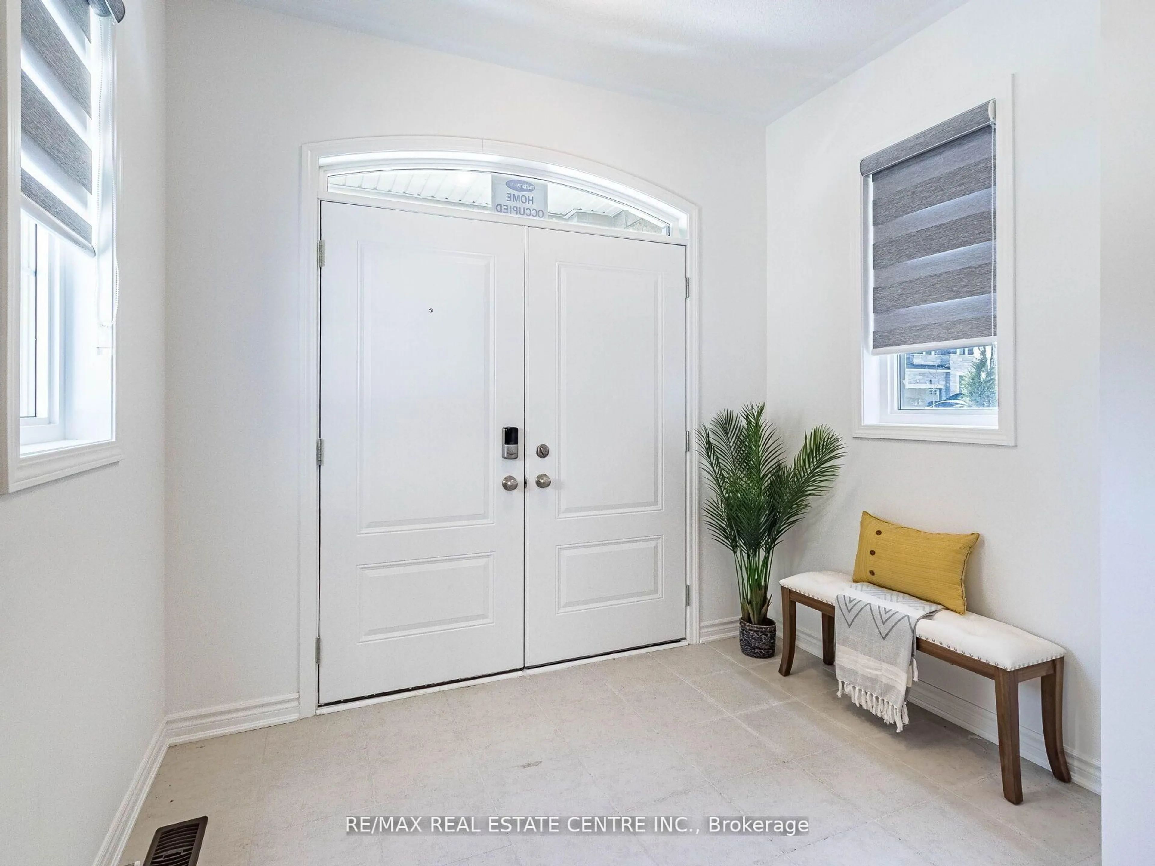 Indoor entryway for 1577 Scarlett Tr, Pickering Ontario L0H 1J0