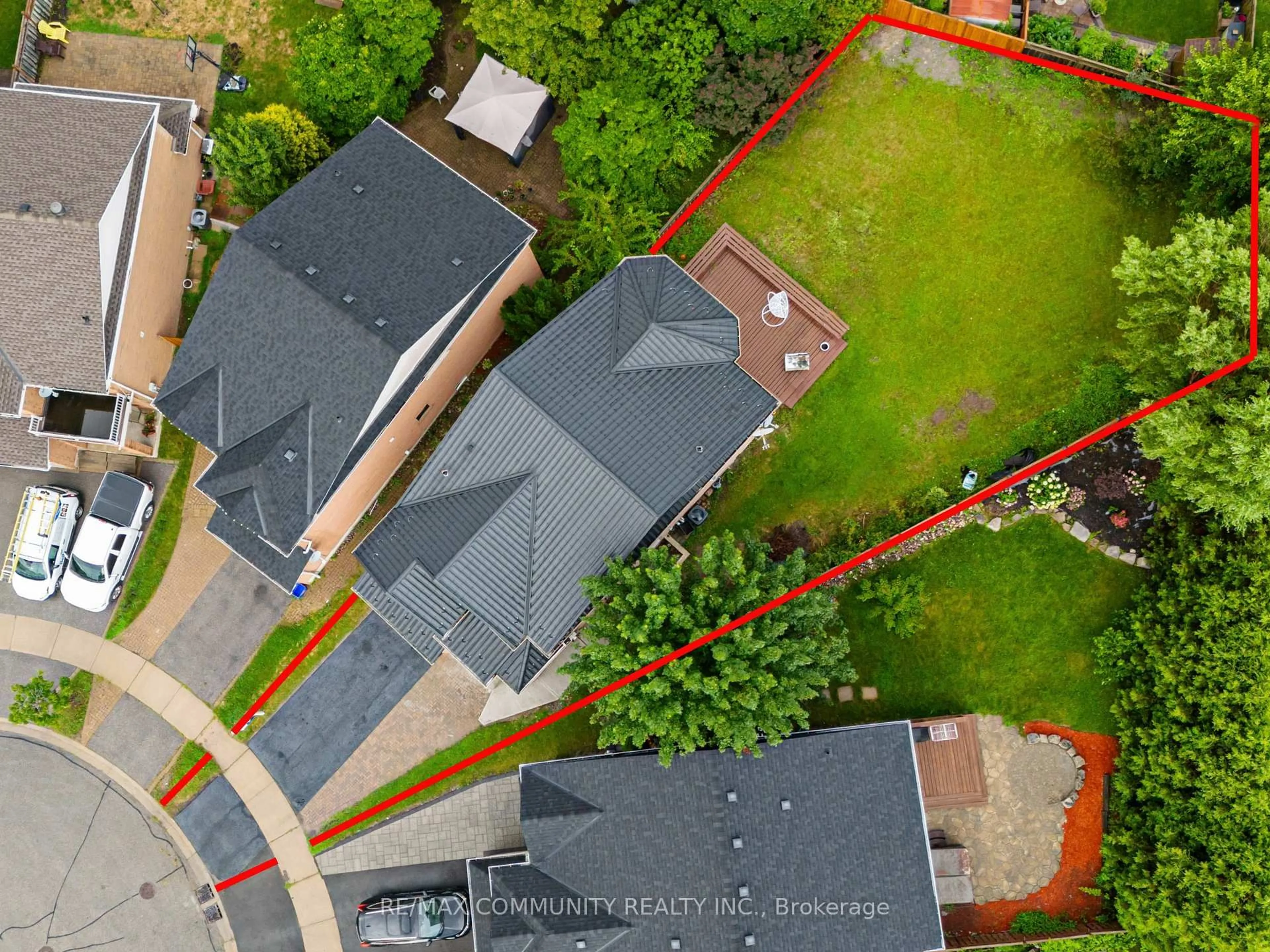 A pic from outside/outdoor area/front of a property/back of a property/a pic from drone, city buildings view from balcony for 45 Palomino Pl, Whitby Ontario L1R 2V5
