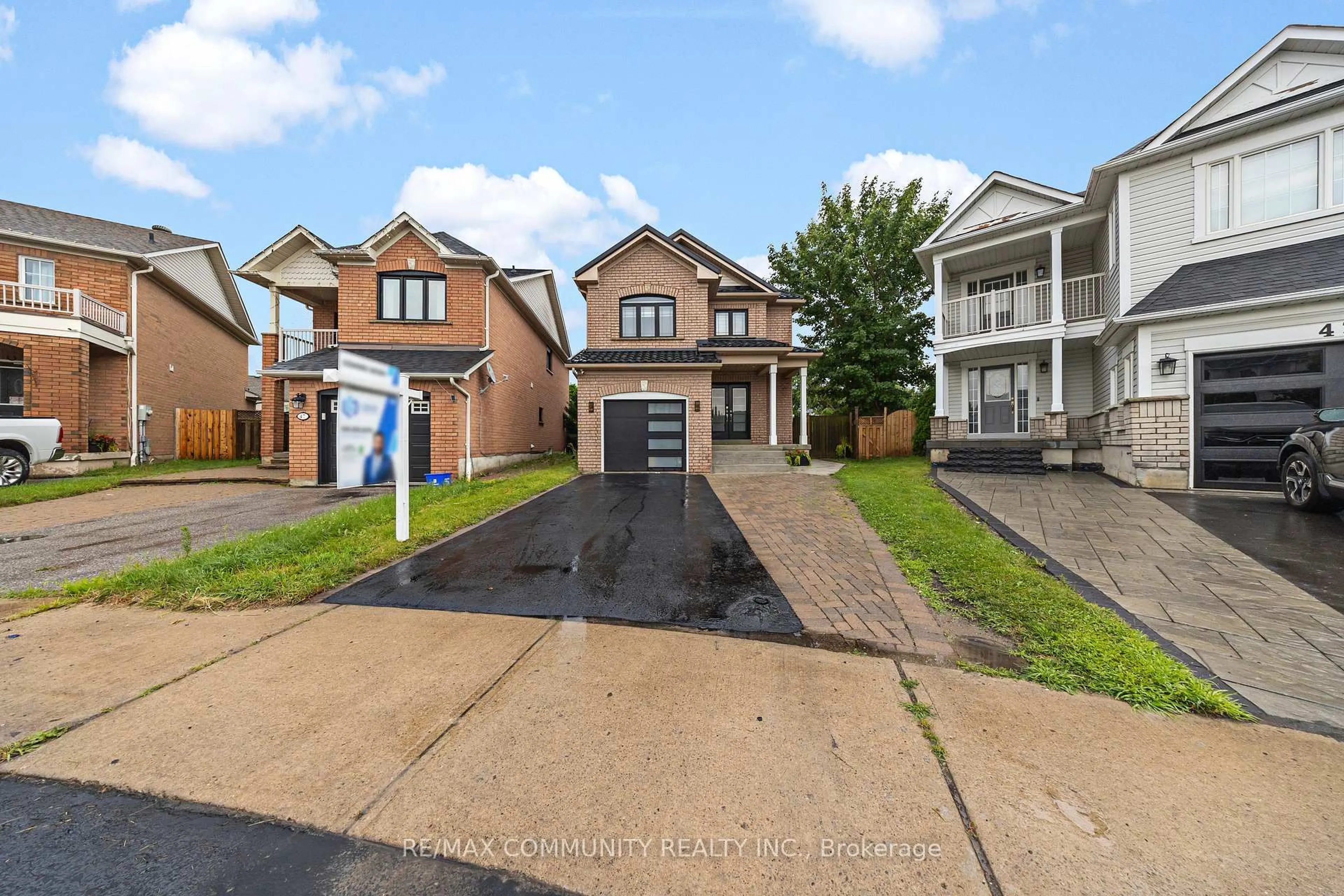 A pic from outside/outdoor area/front of a property/back of a property/a pic from drone, street for 45 Palomino Pl, Whitby Ontario L1R 2V5