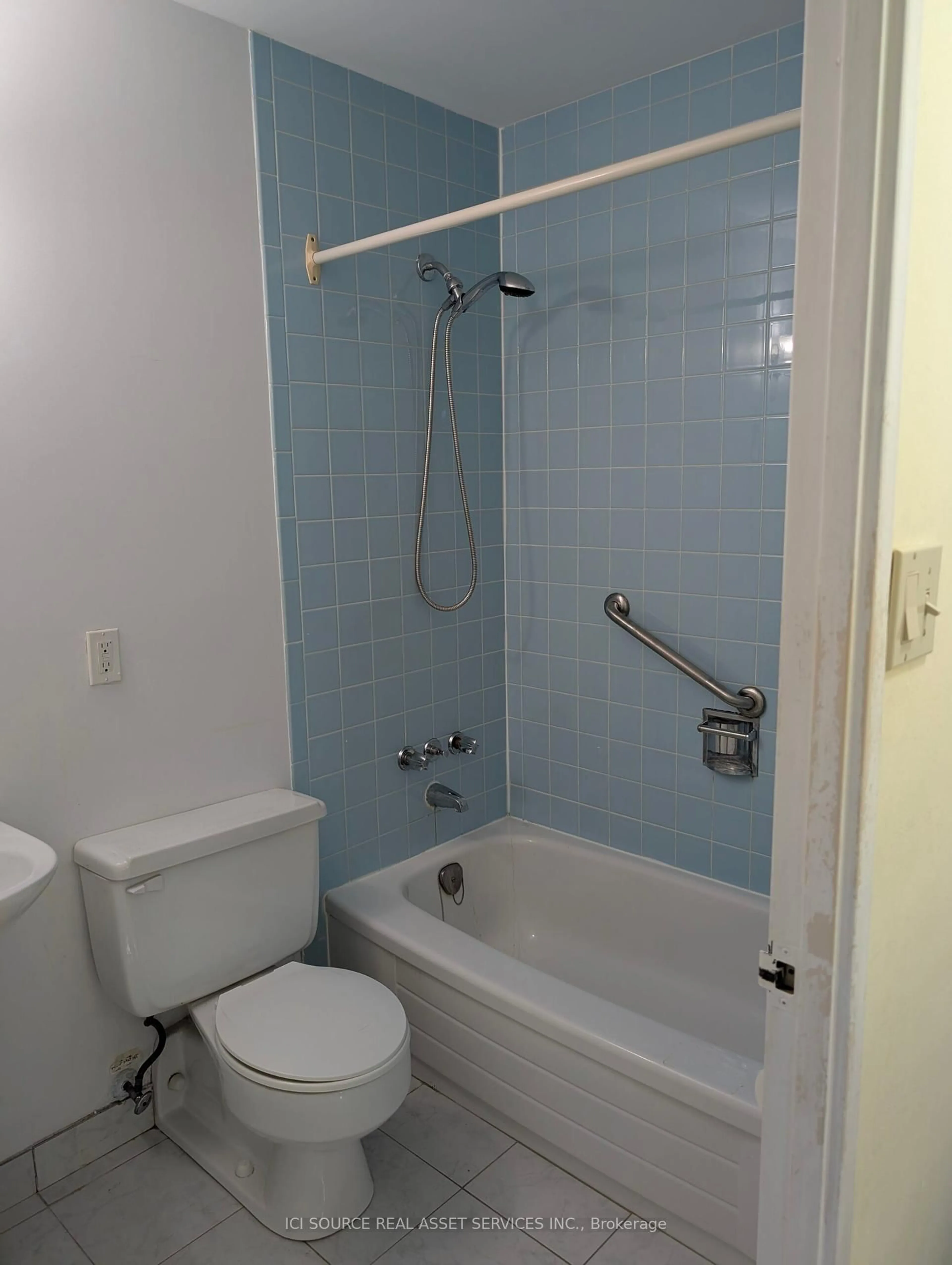 Standard bathroom, ceramic/tile floor for 50 Old Kingston Rd #5309, Toronto Ontario M1E 4Y1