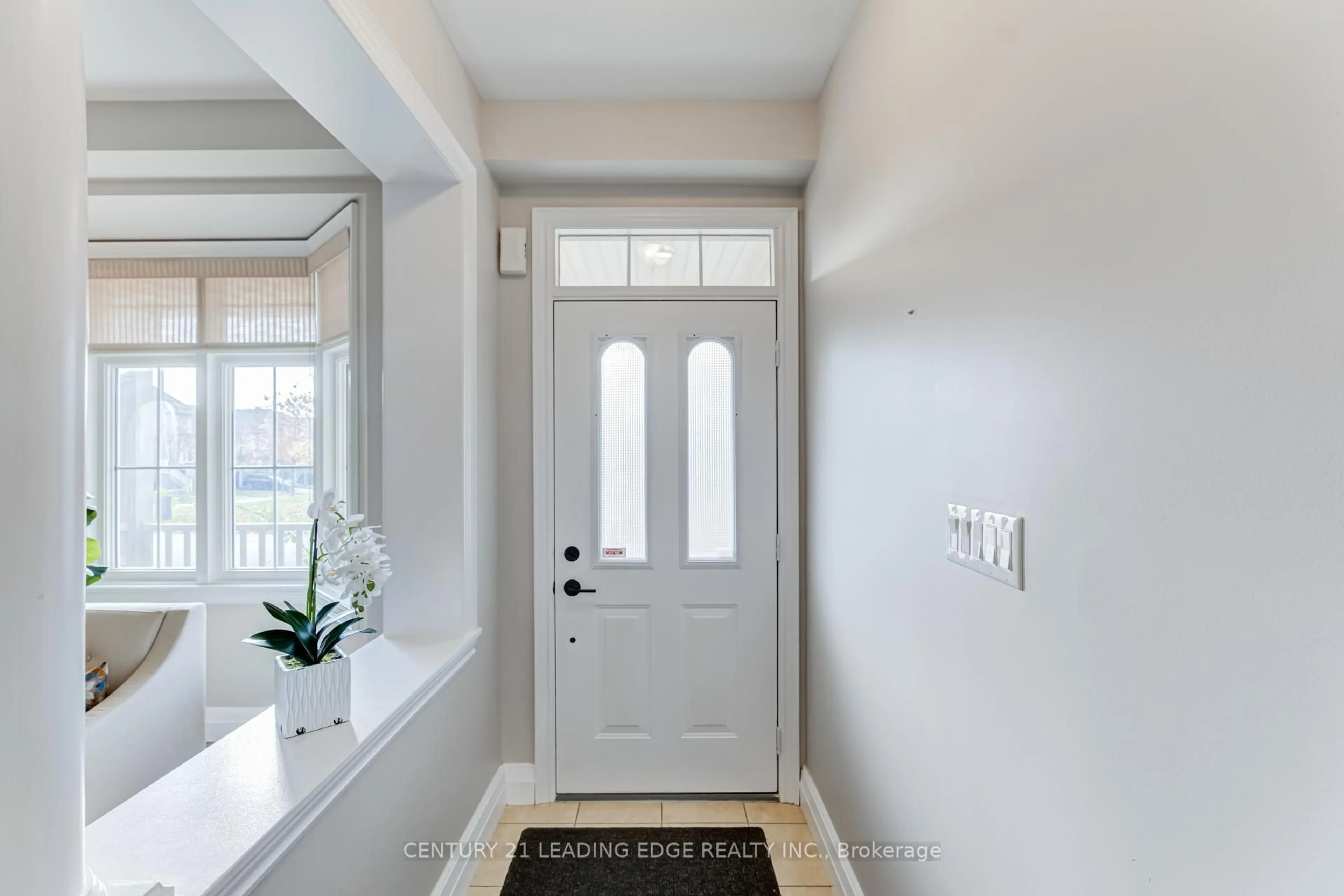 Indoor entryway for 5 Woodbine Pl, Oshawa Ontario L1L 1C6