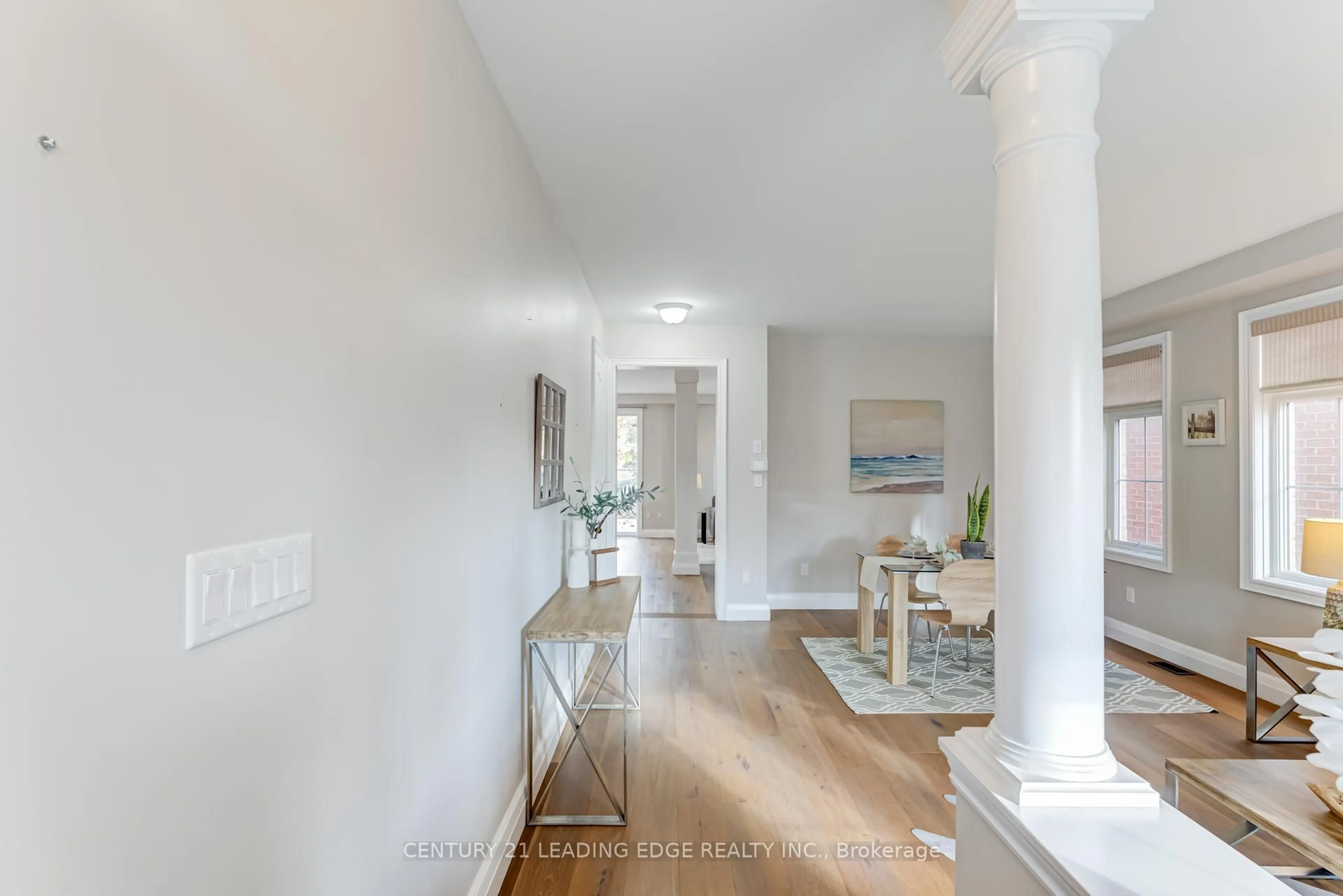 Indoor entryway for 5 Woodbine Pl, Oshawa Ontario L1L 1C6
