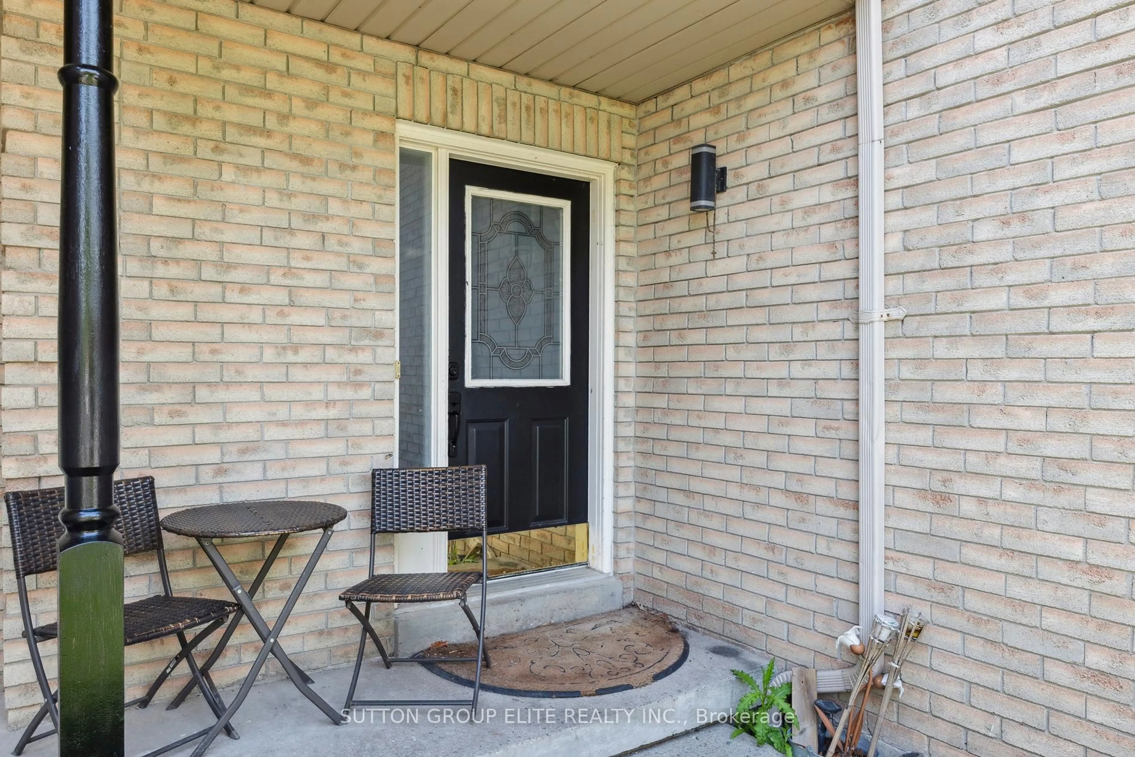 Indoor entryway for 31 Pine Gate Pl, Whitby Ontario L1R 2M6