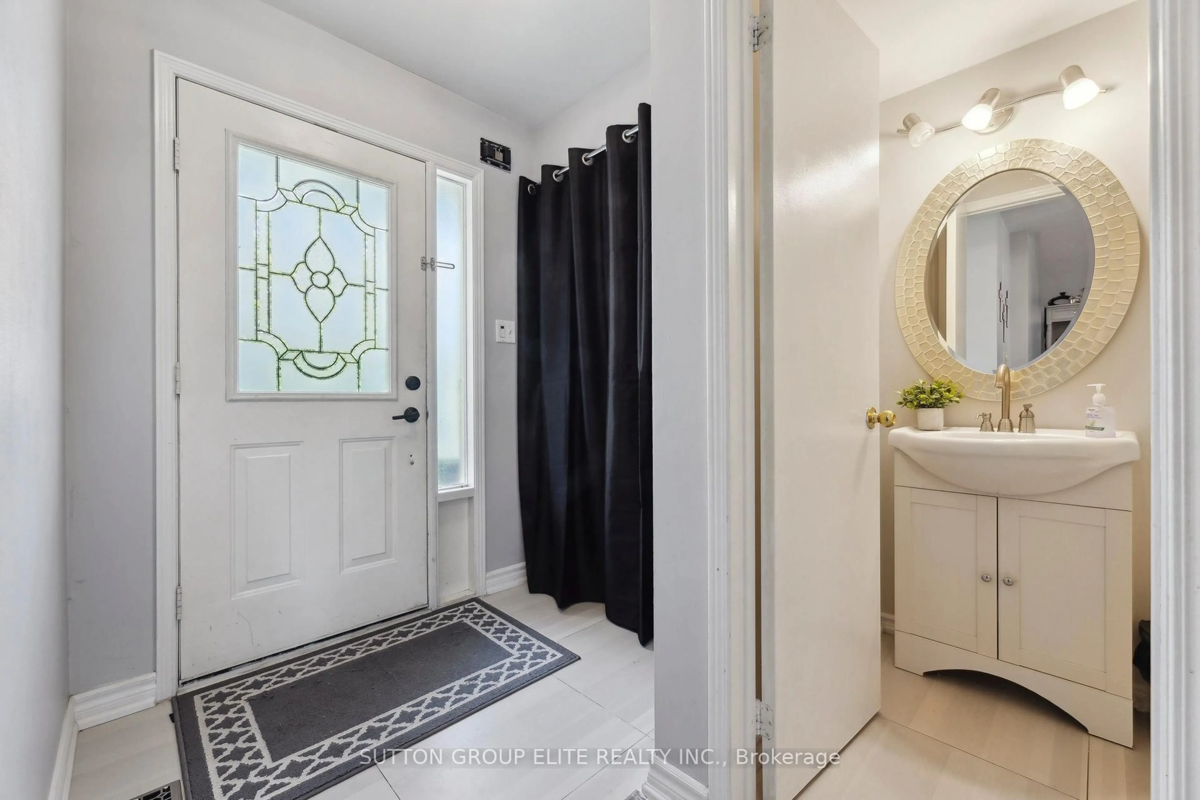 Indoor entryway for 31 Pine Gate Pl, Whitby Ontario L1R 2M6