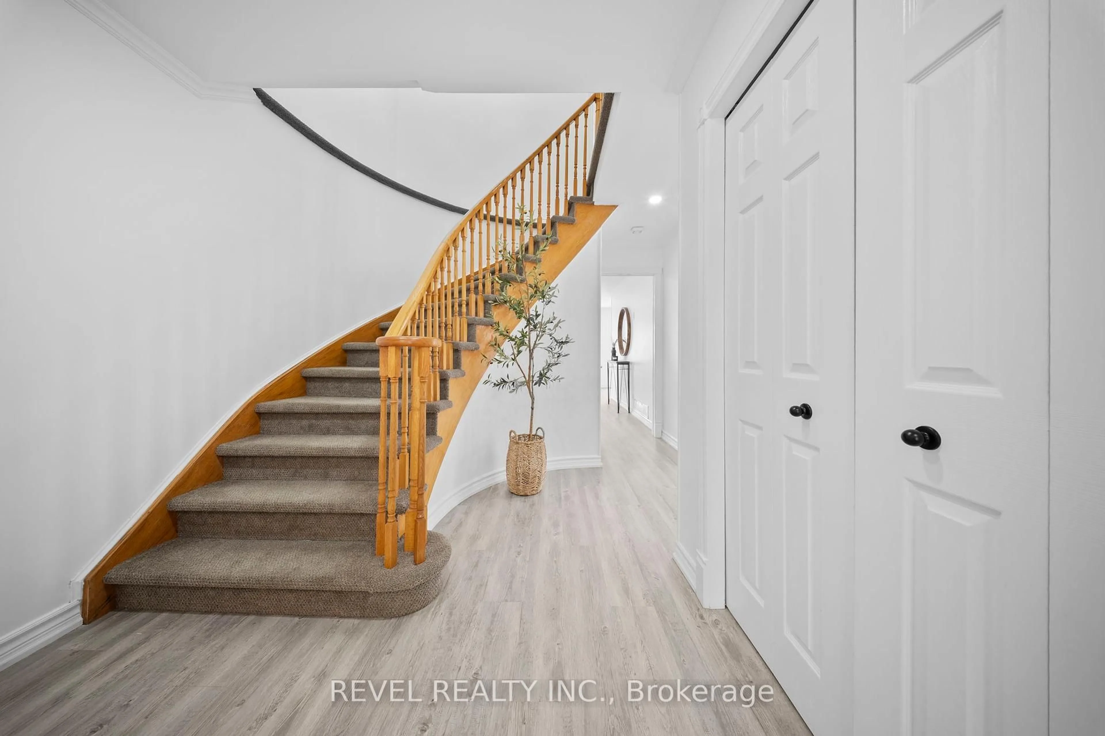 Indoor entryway for 209 Sagebrush St, Oshawa Ontario L1J 7W4