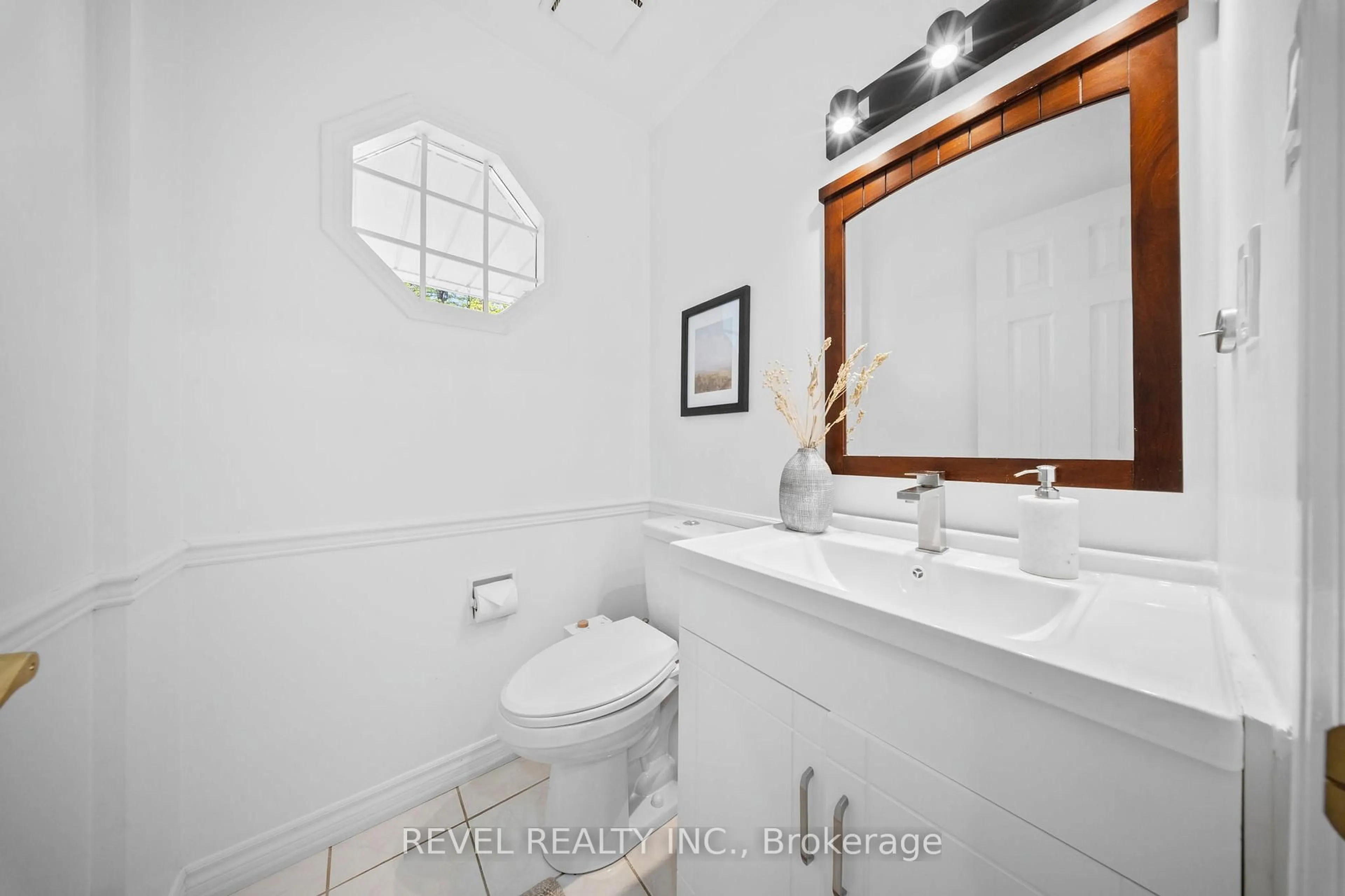 Standard bathroom, ceramic/tile floor for 209 Sagebrush St, Oshawa Ontario L1J 7W4
