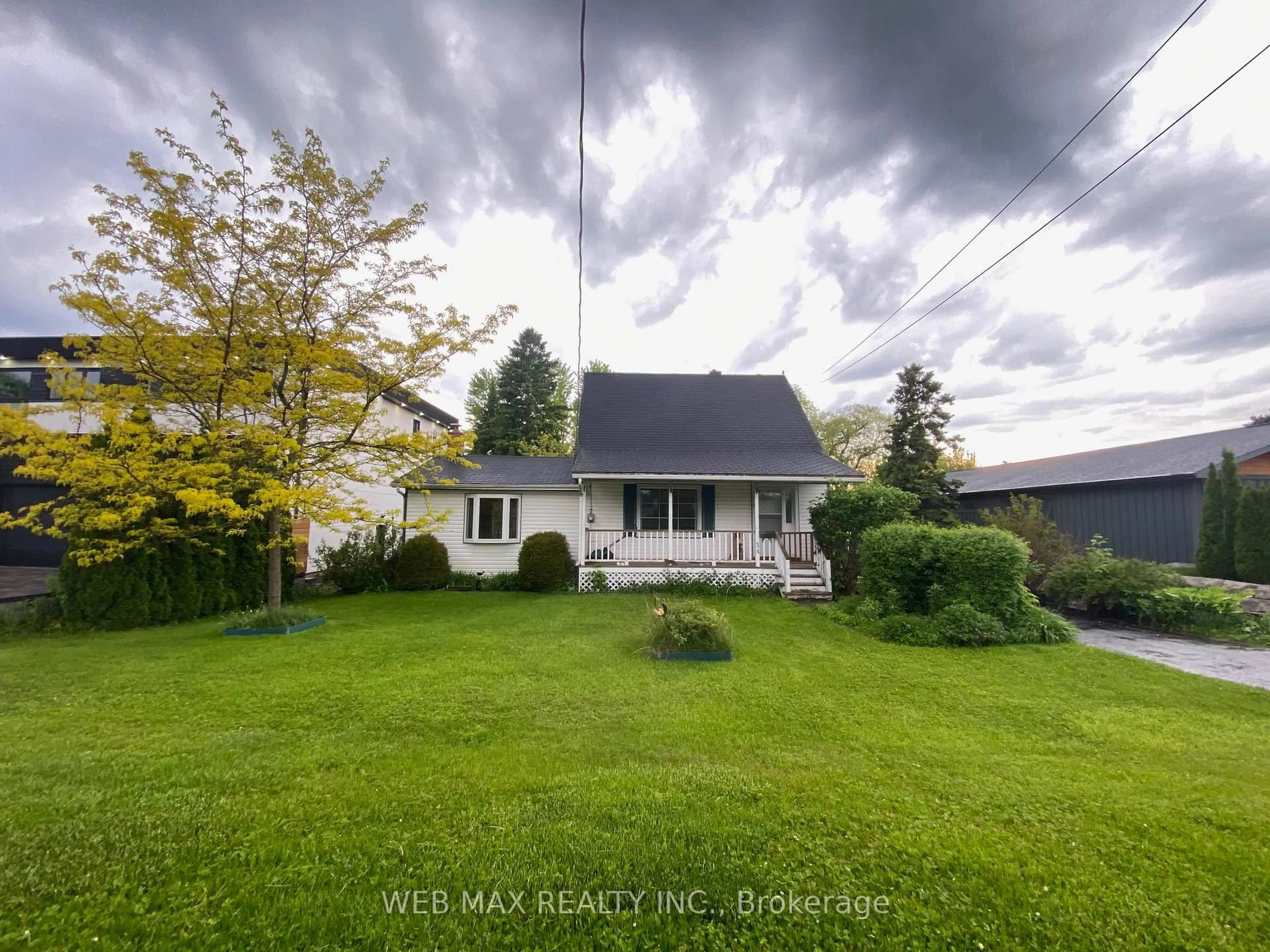 A pic from outside/outdoor area/front of a property/back of a property/a pic from drone, street for 34 Scott St, Whitby Ontario L1N 3L1