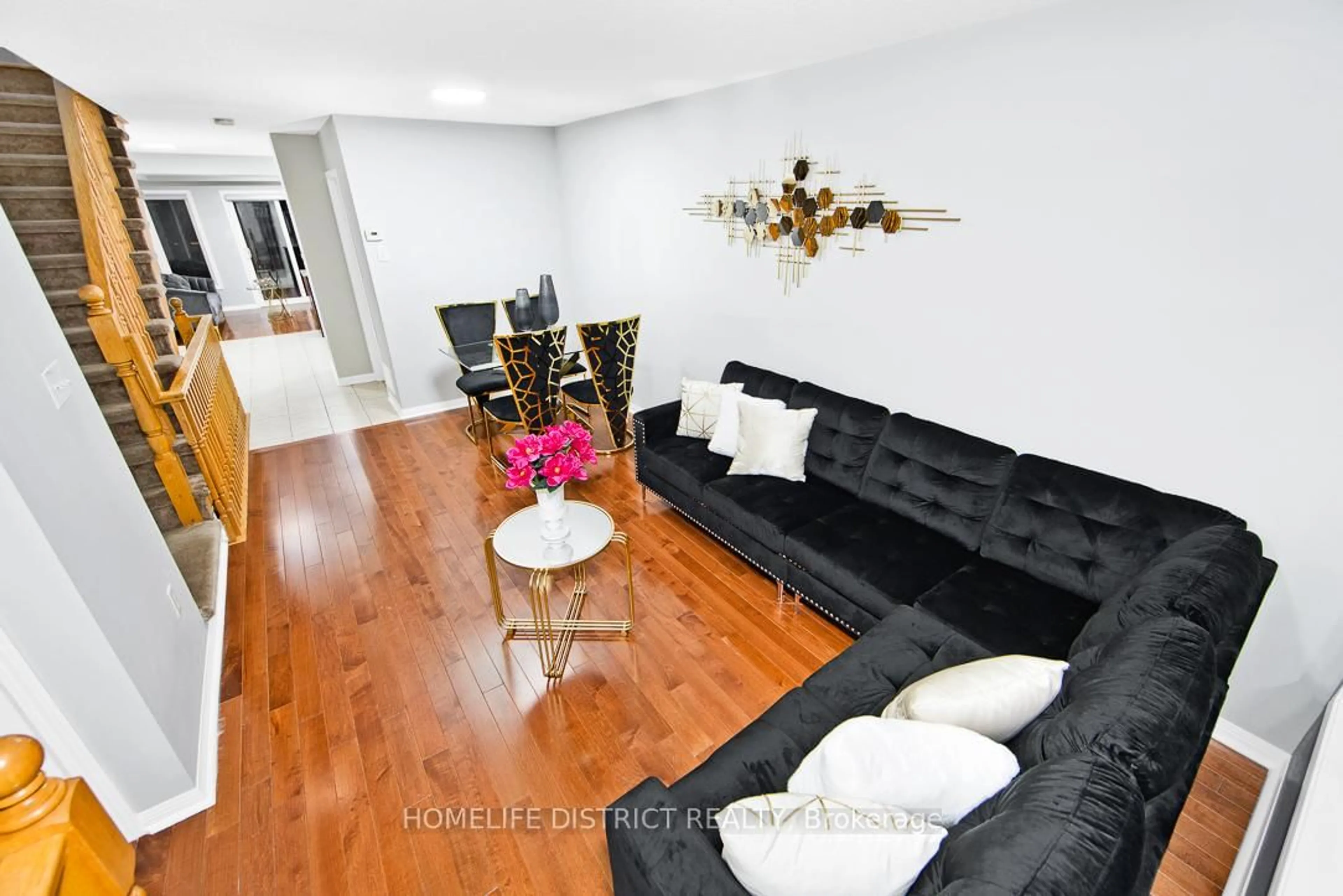 Living room with furniture, wood/laminate floor for 77 Coyote Cres, Toronto Ontario M1B 6H2