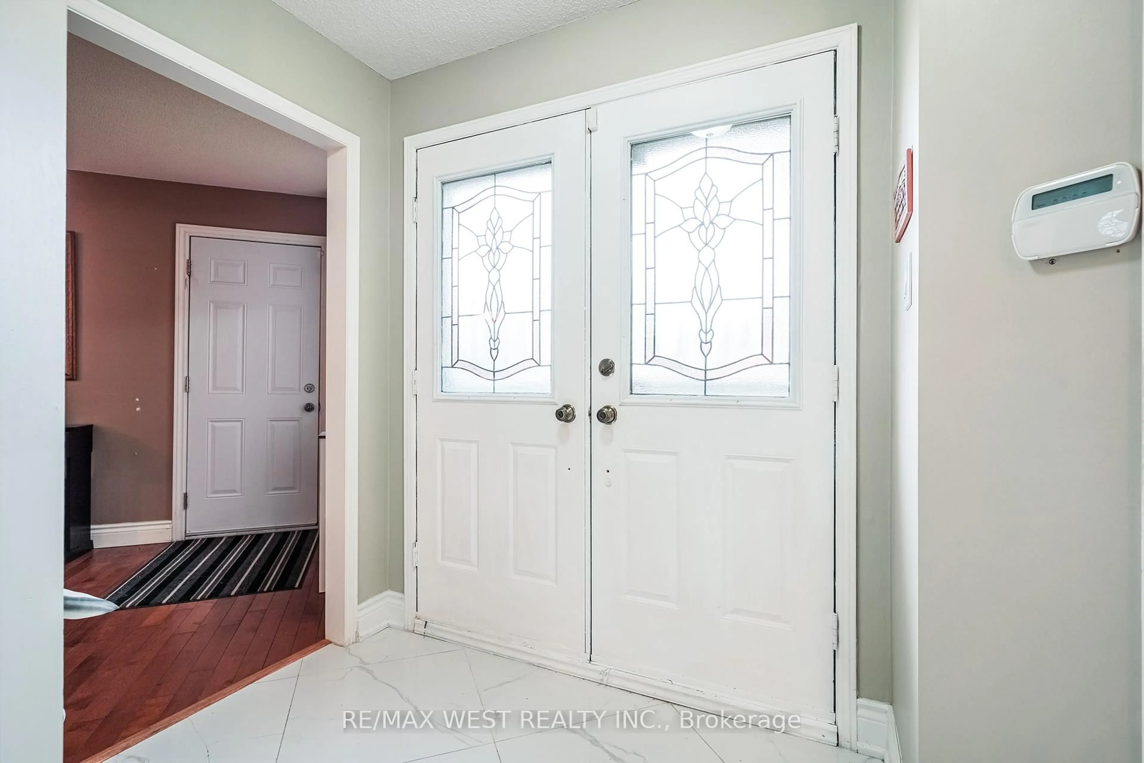 Indoor entryway for 760 Aspen Rd, Pickering Ontario L1V 3S3